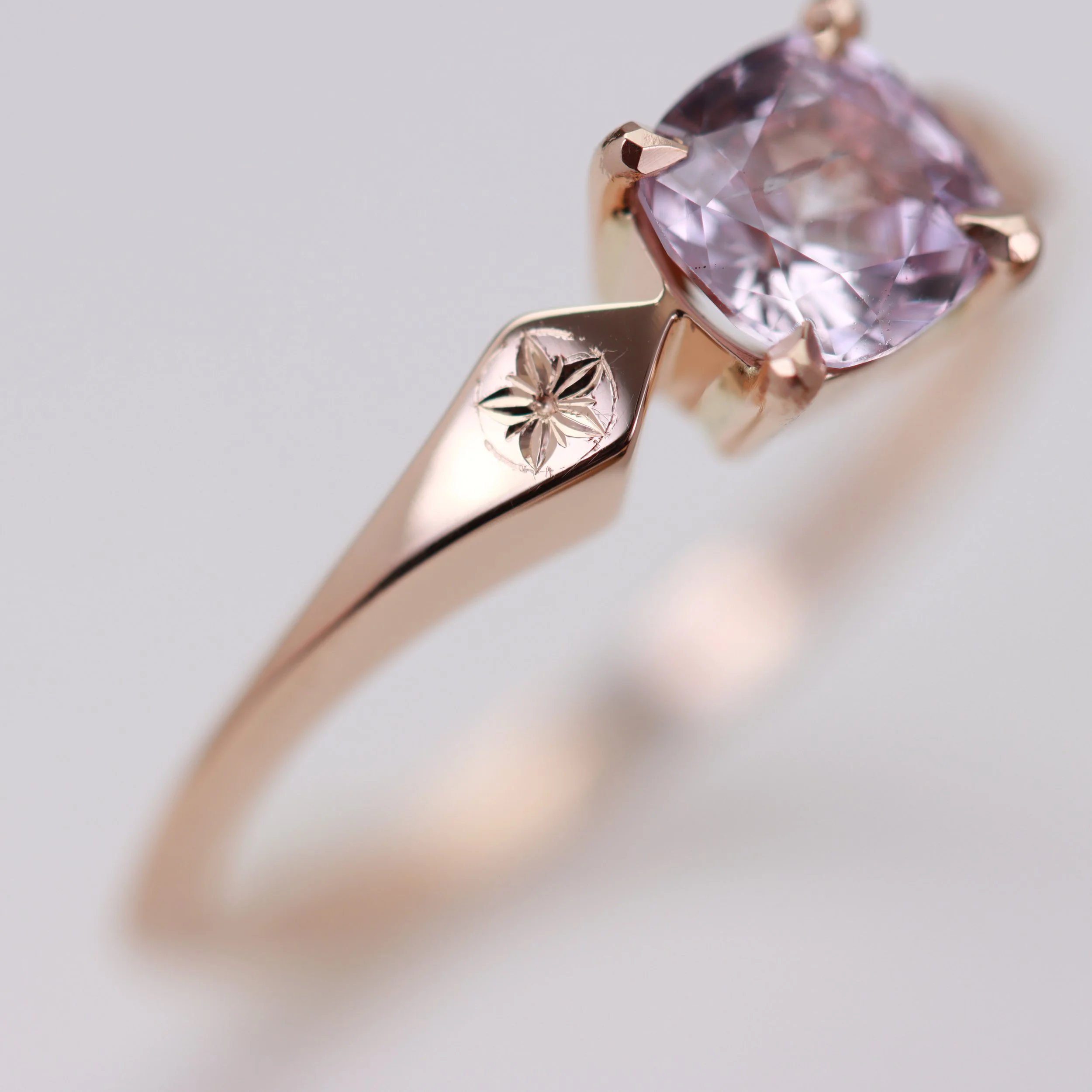 Bague signature en or rose 18ct sertie d'un saphir rose