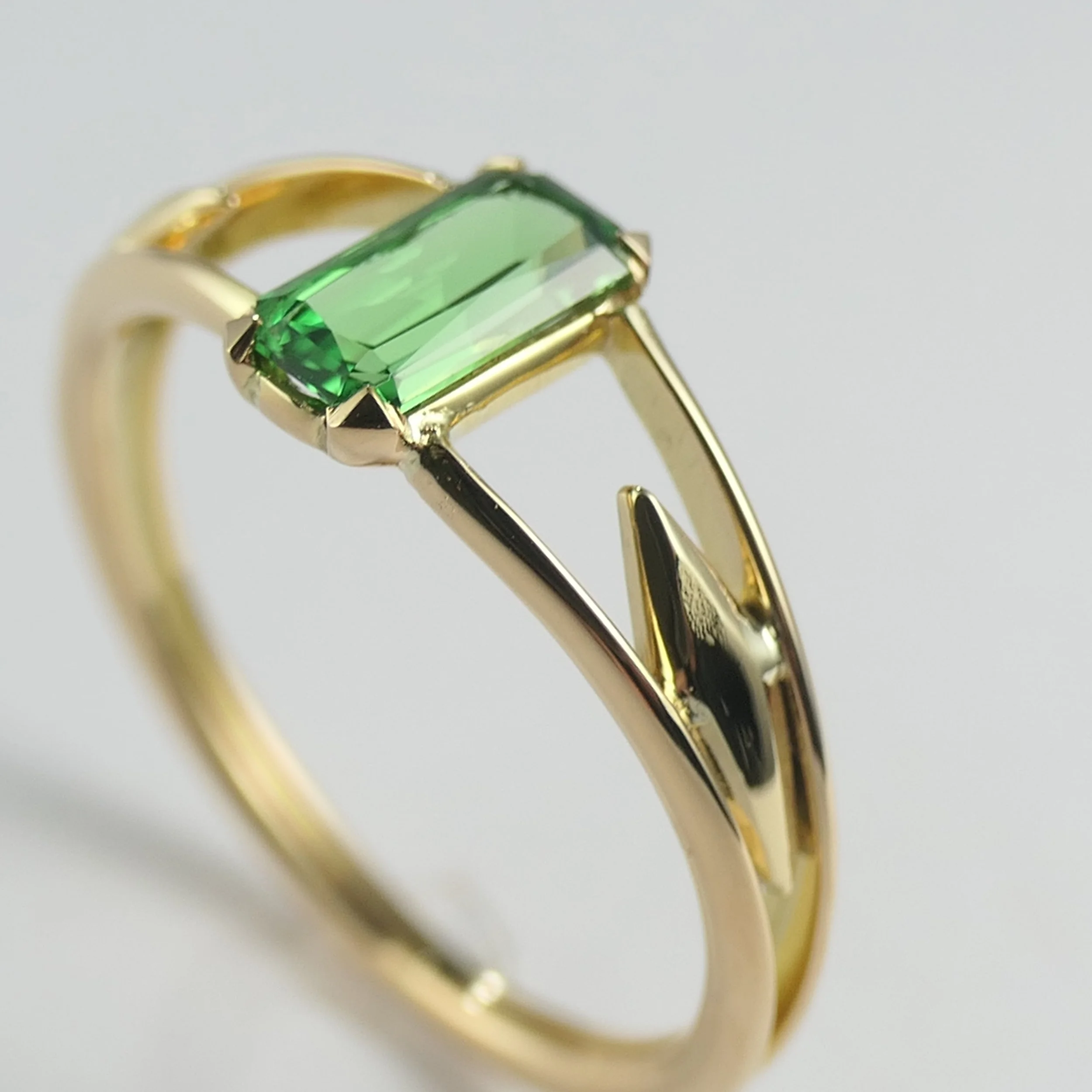 Bague en or jaune 18ct sertie d'un grenat tsavorite