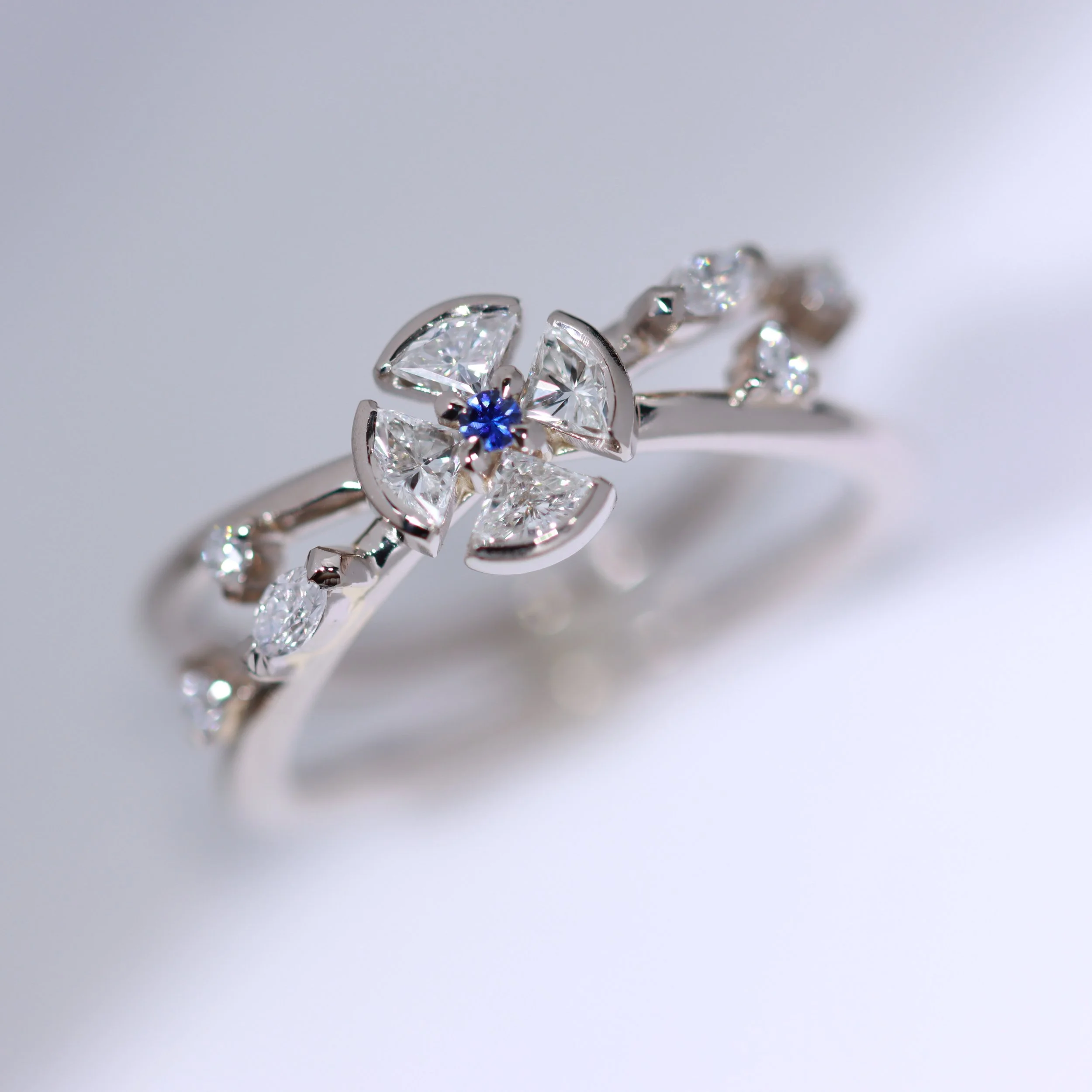 Bague en or blanc 18ct sertie de diamants et d'un saphir