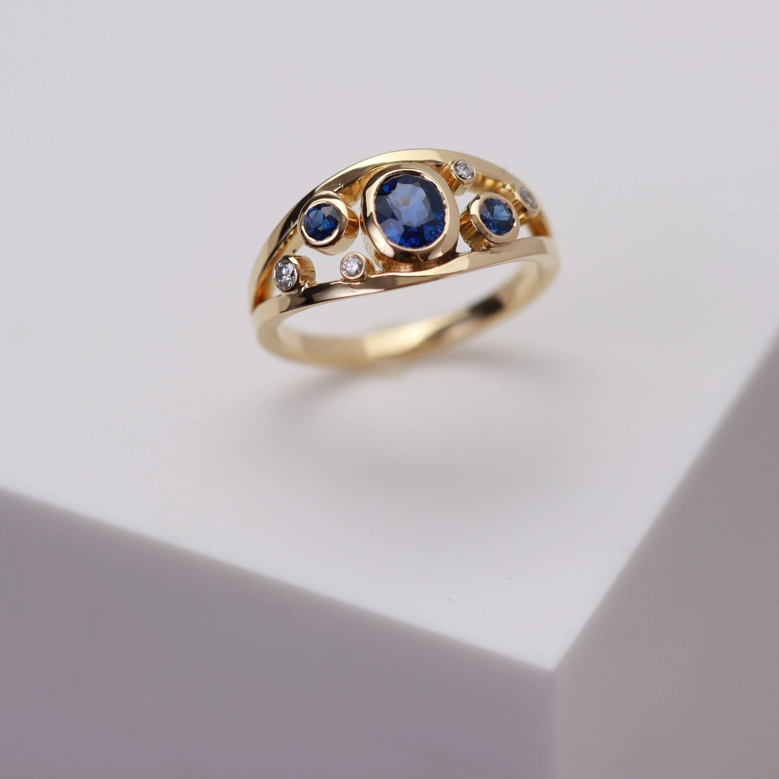 Bague en or jaune 18ct sertie de saphirs et de diamants