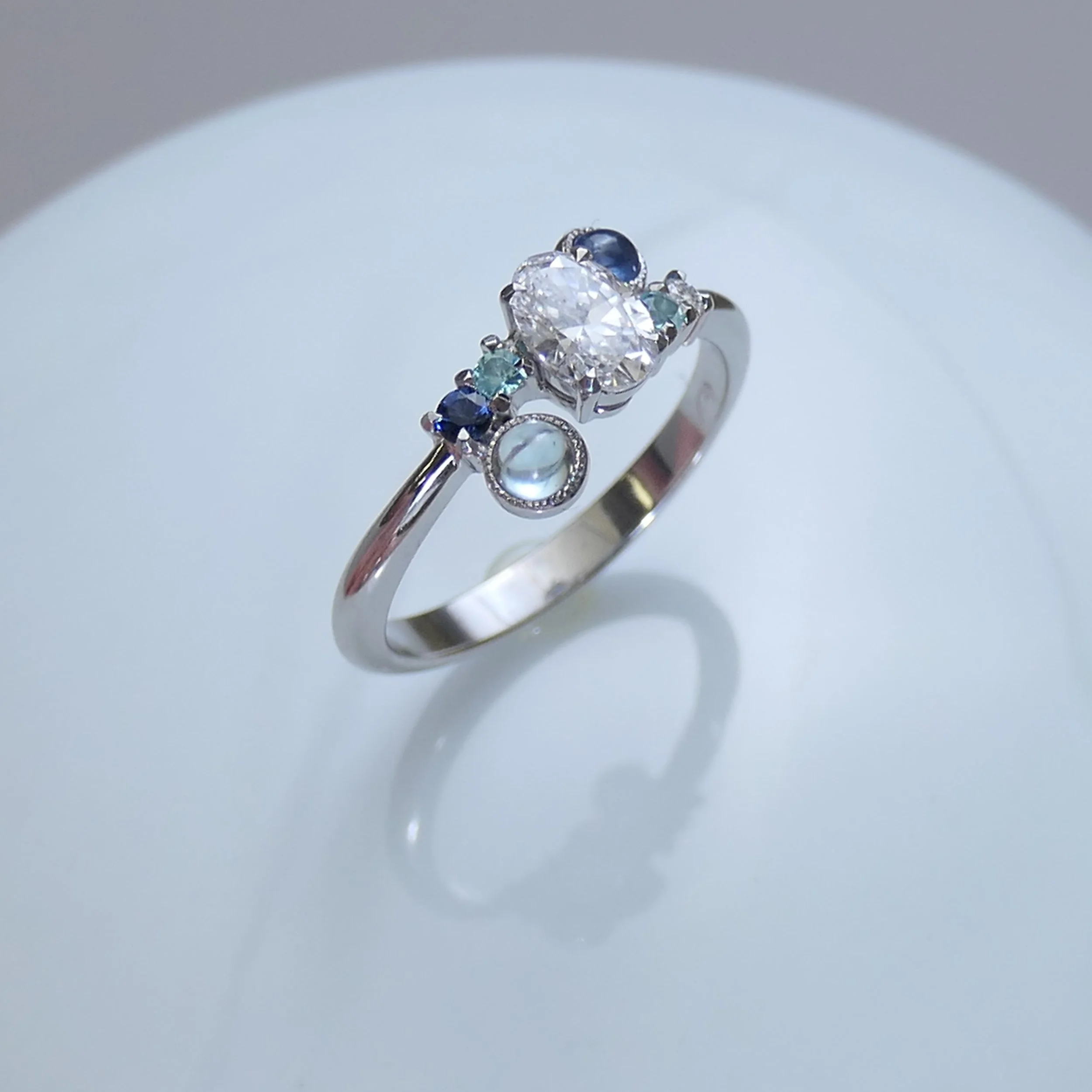 Bague en or blanc 18ct sertie d'un diamant, de saphirs, de pierres de lune et de tourmaline paraiba