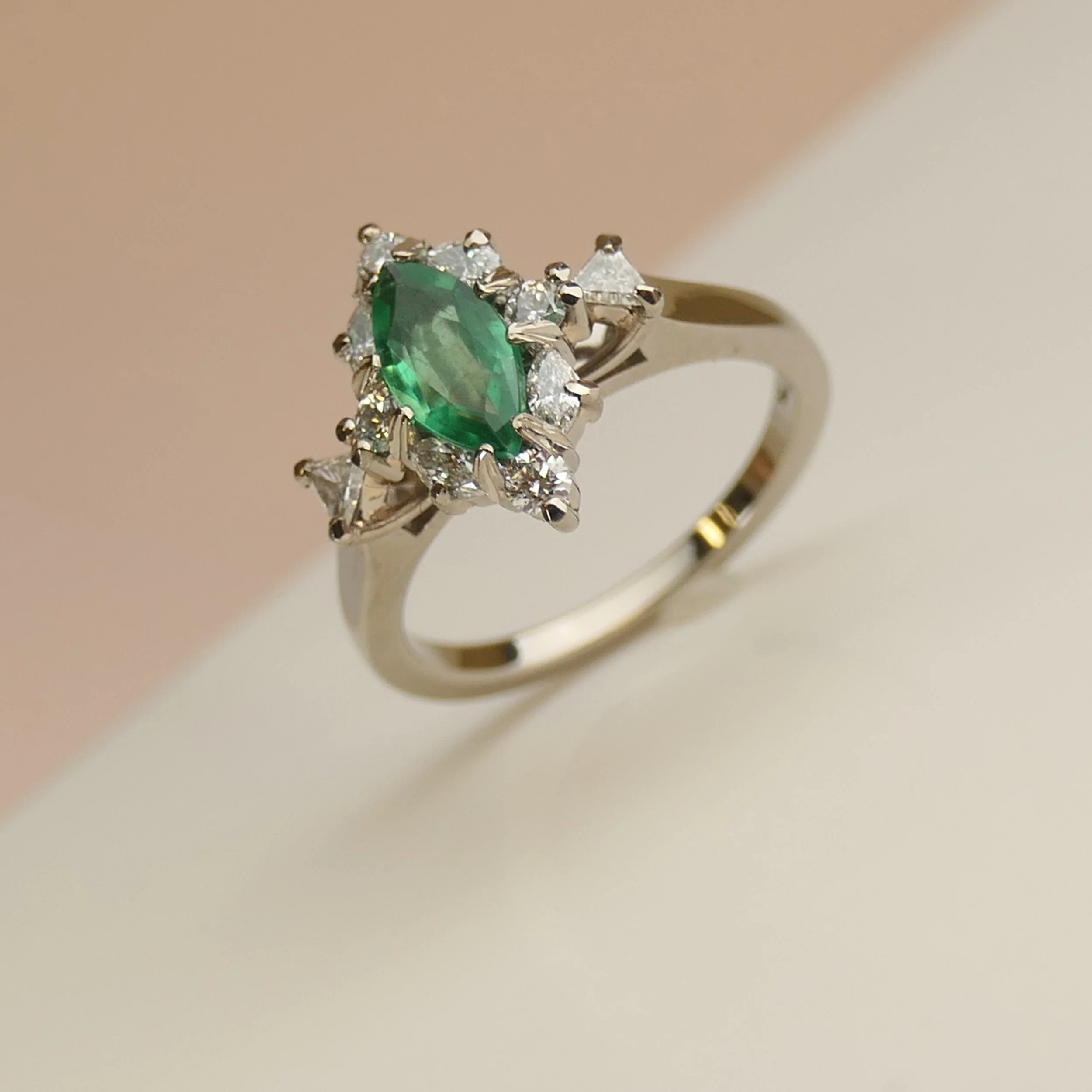 Bague en or jaune 18ct sertie d'une émeraude et de diamants