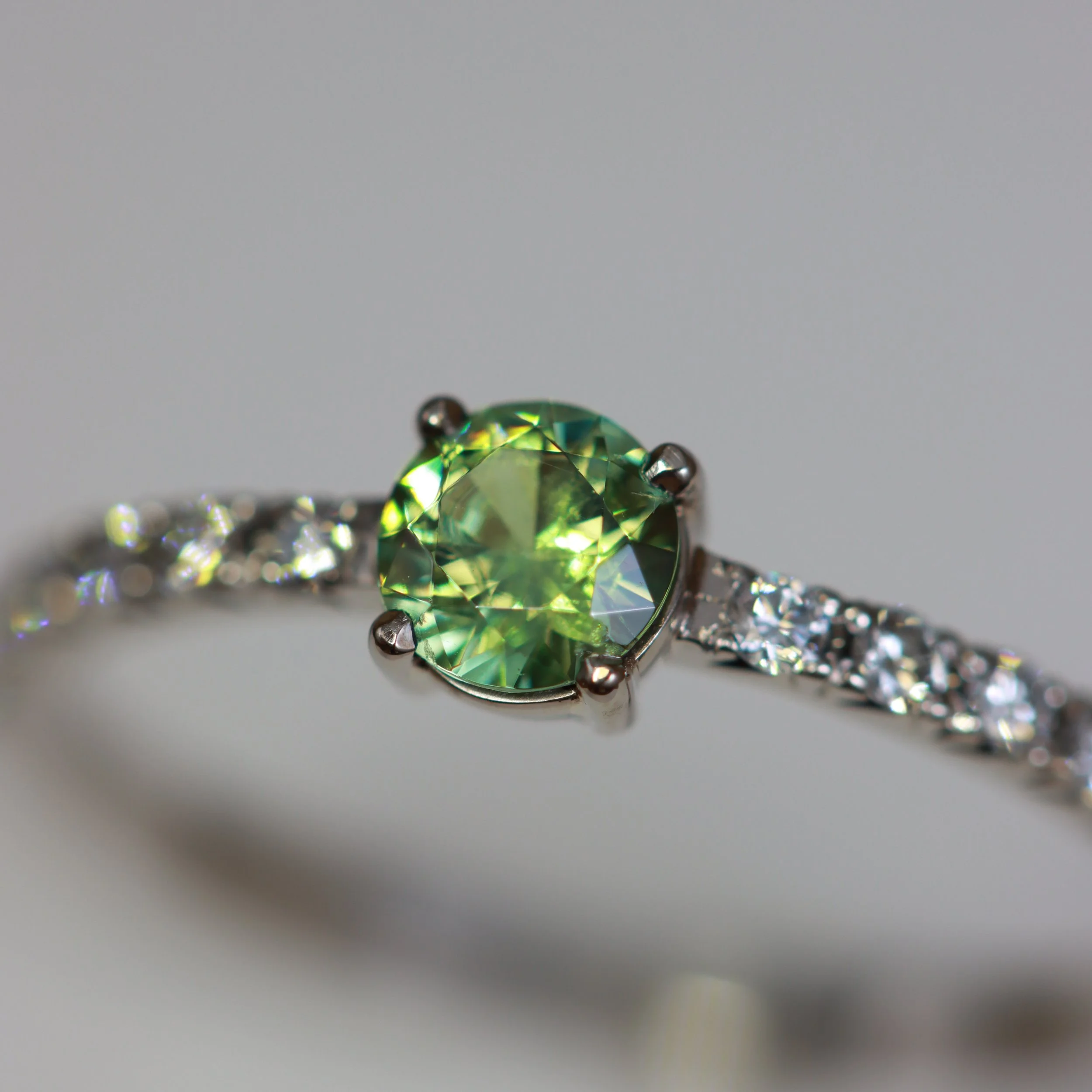 Bague en or blanc 18ct sertie d'un grenat démantoïde et de diamants