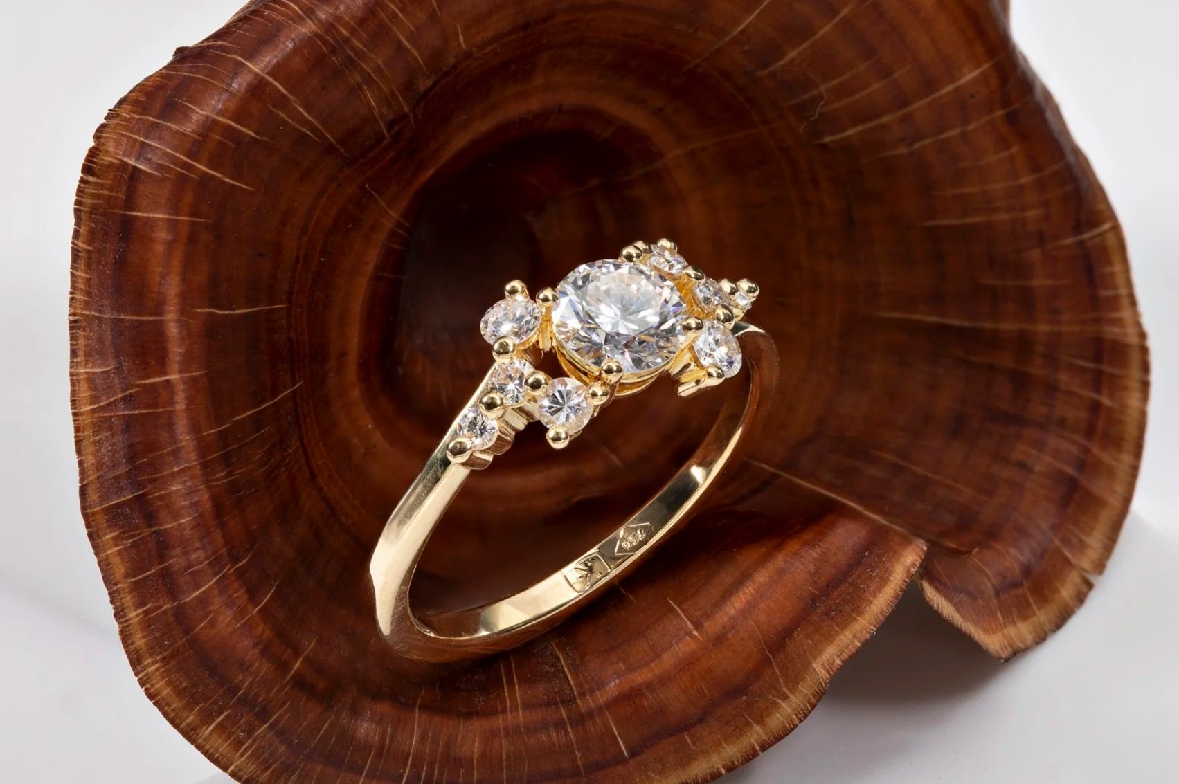 Bague de fiançailles en or jaune 18 carats et diamants - disponible en boutique