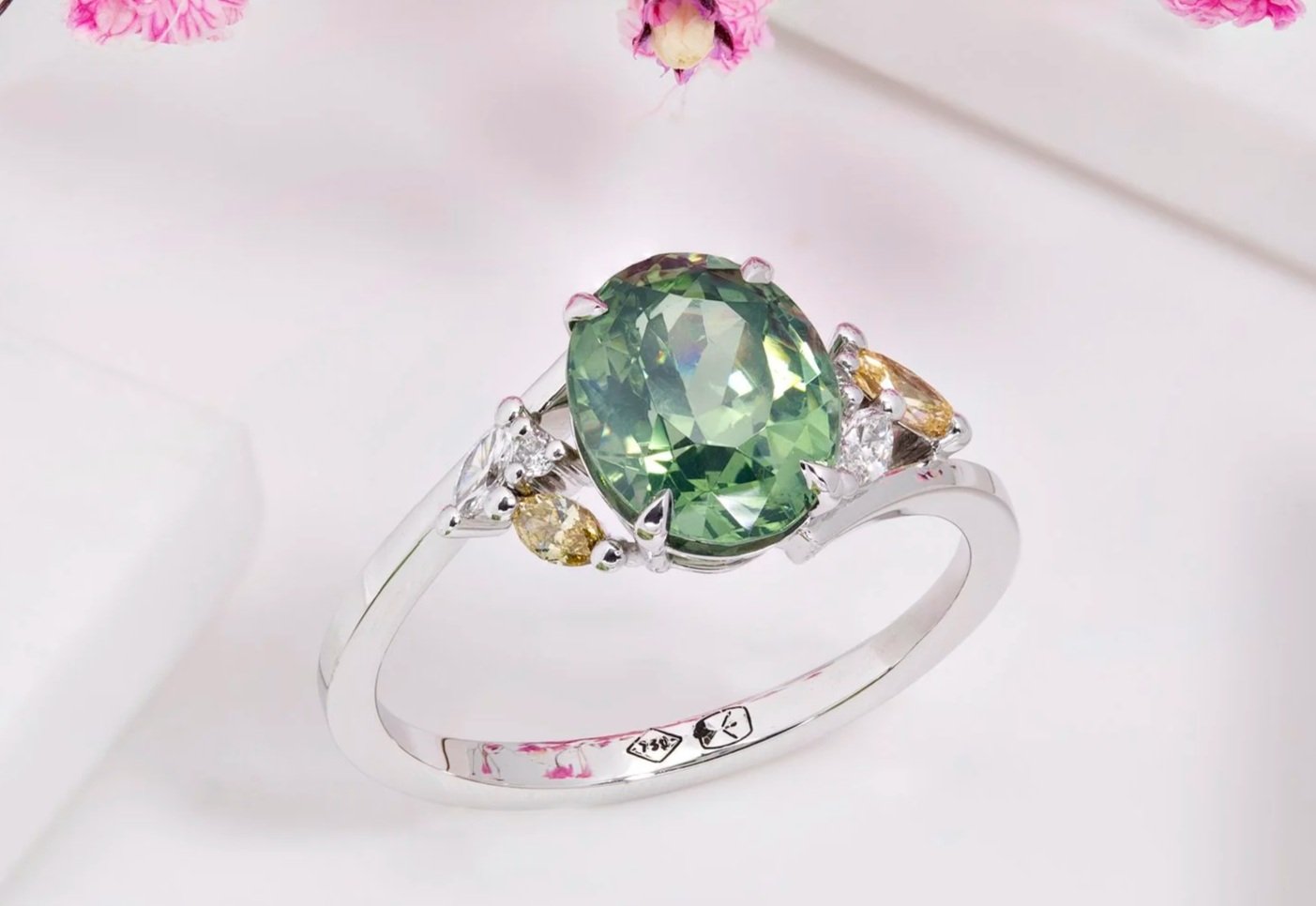 Bague en or 18 ct zircon vert et diamants - création sur mesure