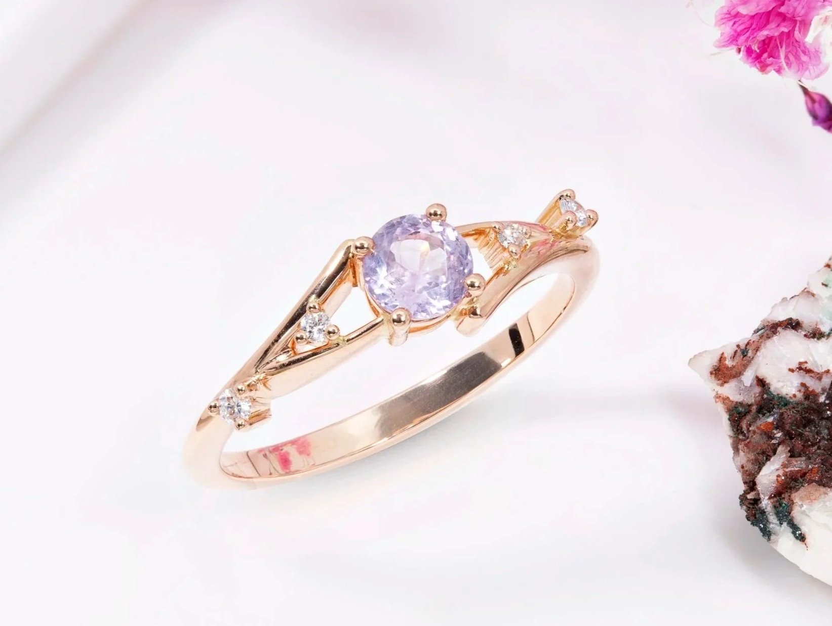 bague en or rose 18 carats sertie d'un saphir rose et de diamants - création sur mesure
