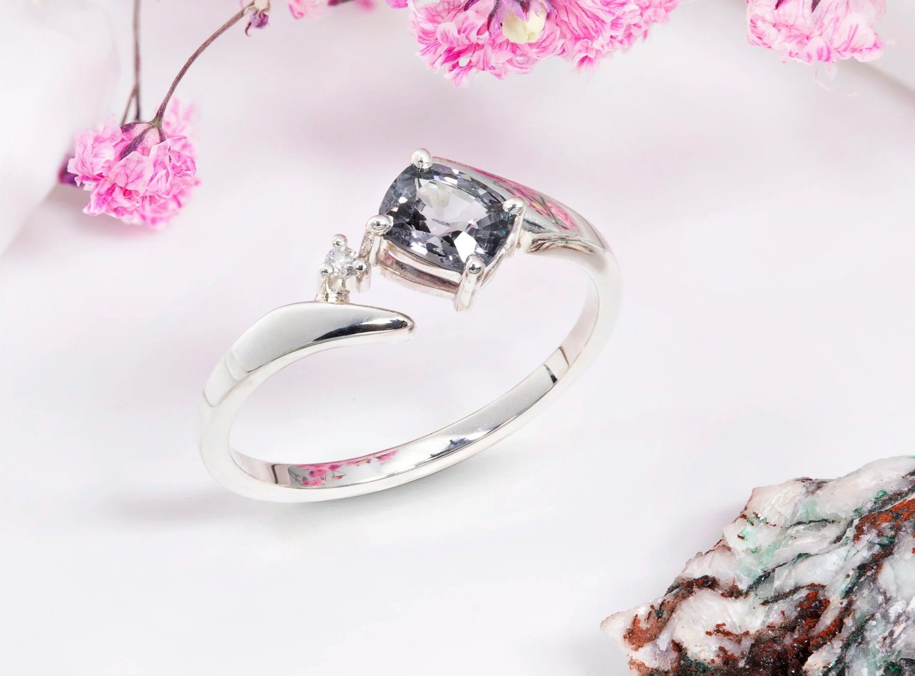 Bague en argent sertie d'un spinel et de diamants - création sur mesure