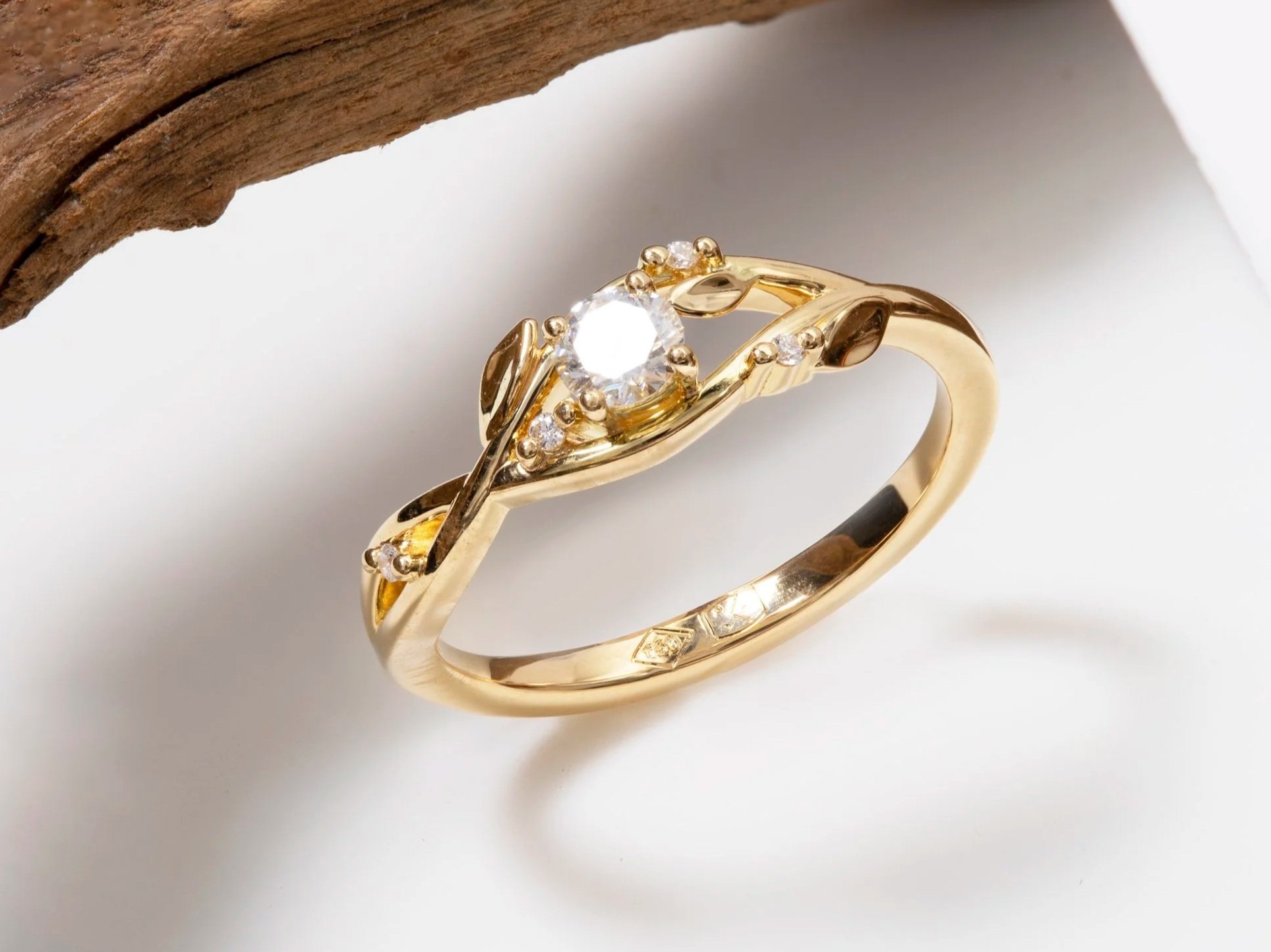 Bague en or jaune 18 carats sertie de diamants - création sur mesure