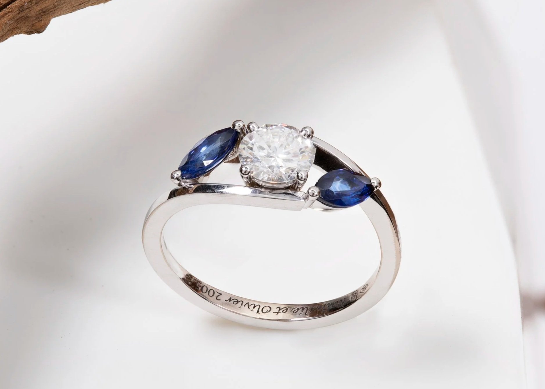 Bague en or blanc 18 carats sertie d'un diamant et de saphirs - création sur mesure