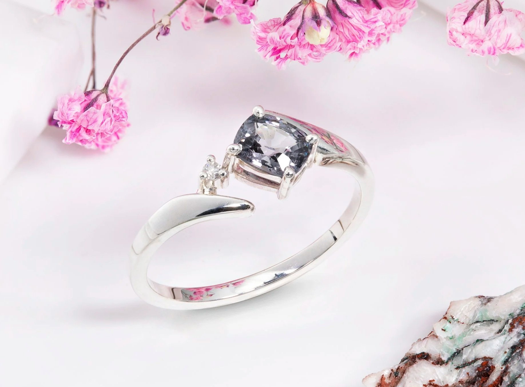 Bague en argent sertie d'un spinnel et de diamants - création sur mesure