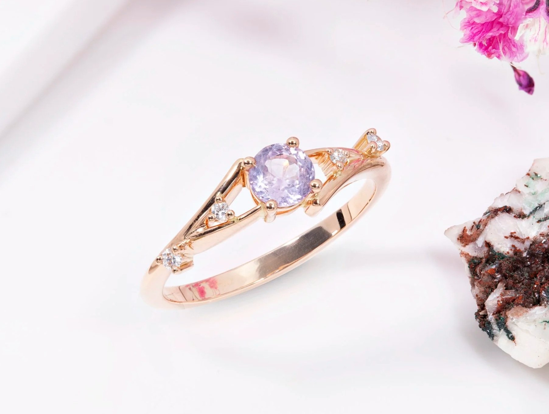 Bague sur mesure en or rose sertie d'un saphir rose et de diamants