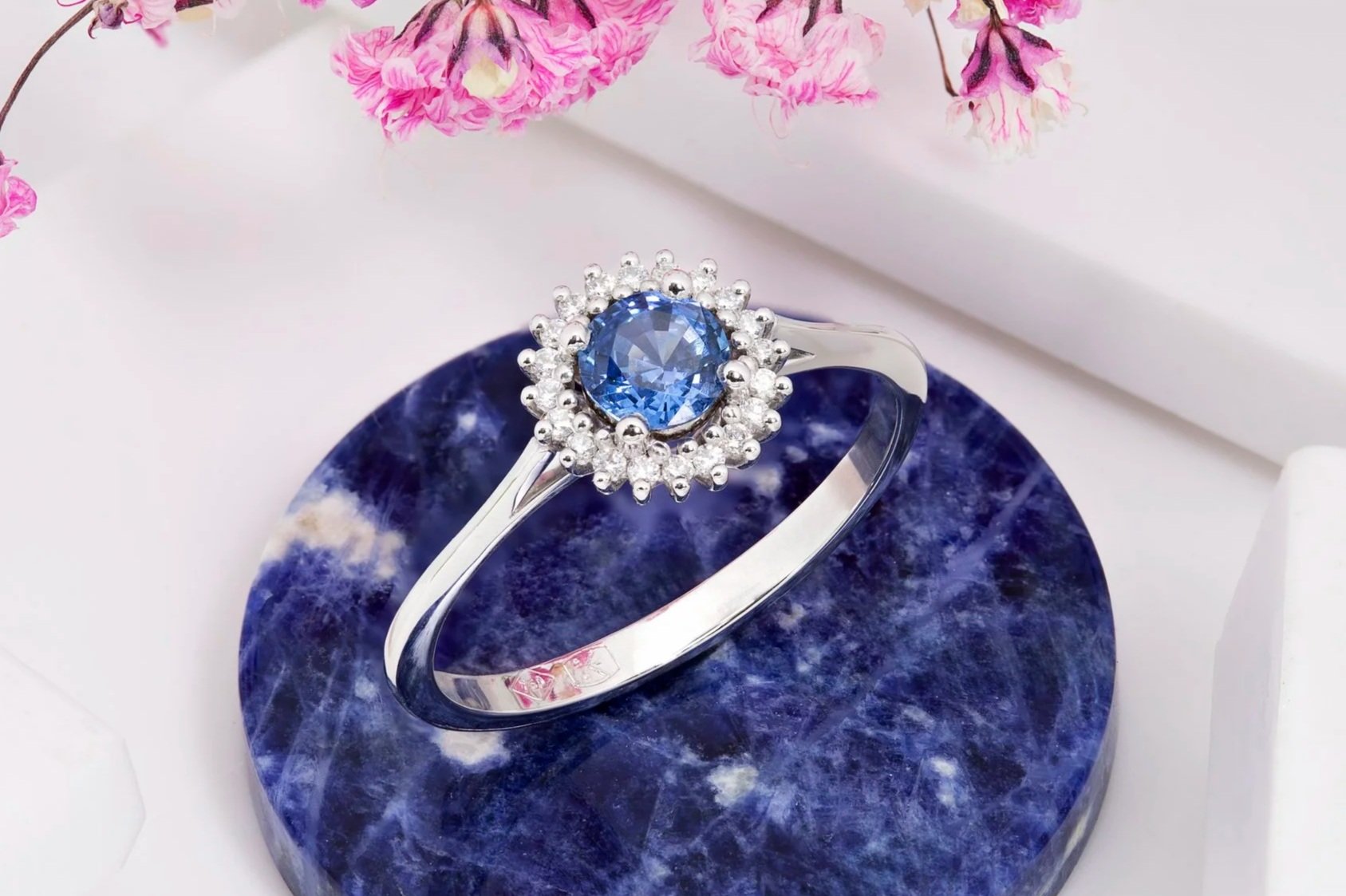 Bague en or blanc 18 carats sertie d'un saphir bleu et de diamants