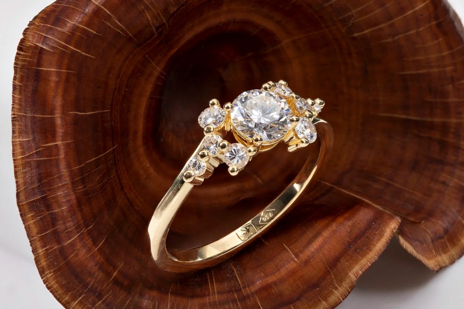 Bague en or jaune 18 ct sertie de diamants - disponible en boutique