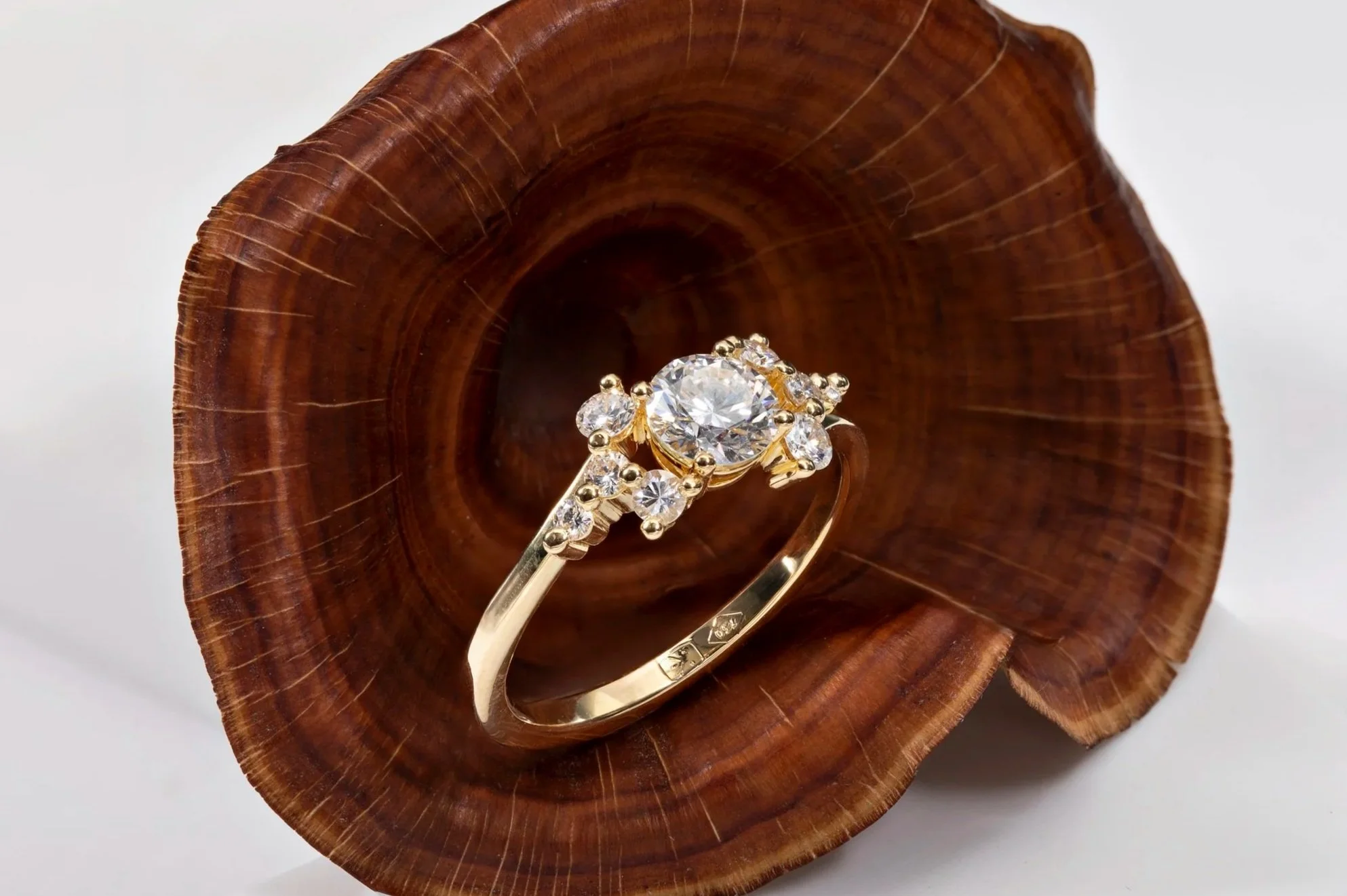Bague en or jaune 18 ct sertie de diamants - disponible en boutique 