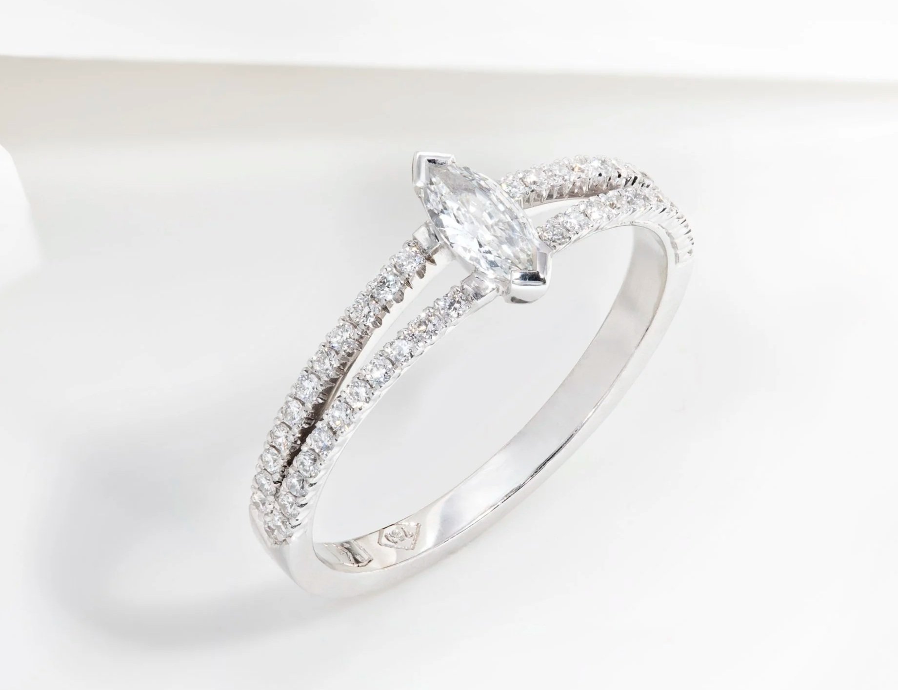 Bague en or blanc 18 ct sertie de diamants - disponible en boutique 