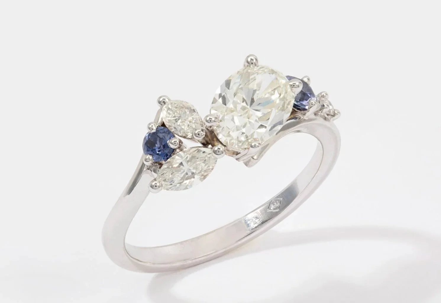 Bague sur mesure en or blanc 18 cts sertie de diamants et de saphirs 