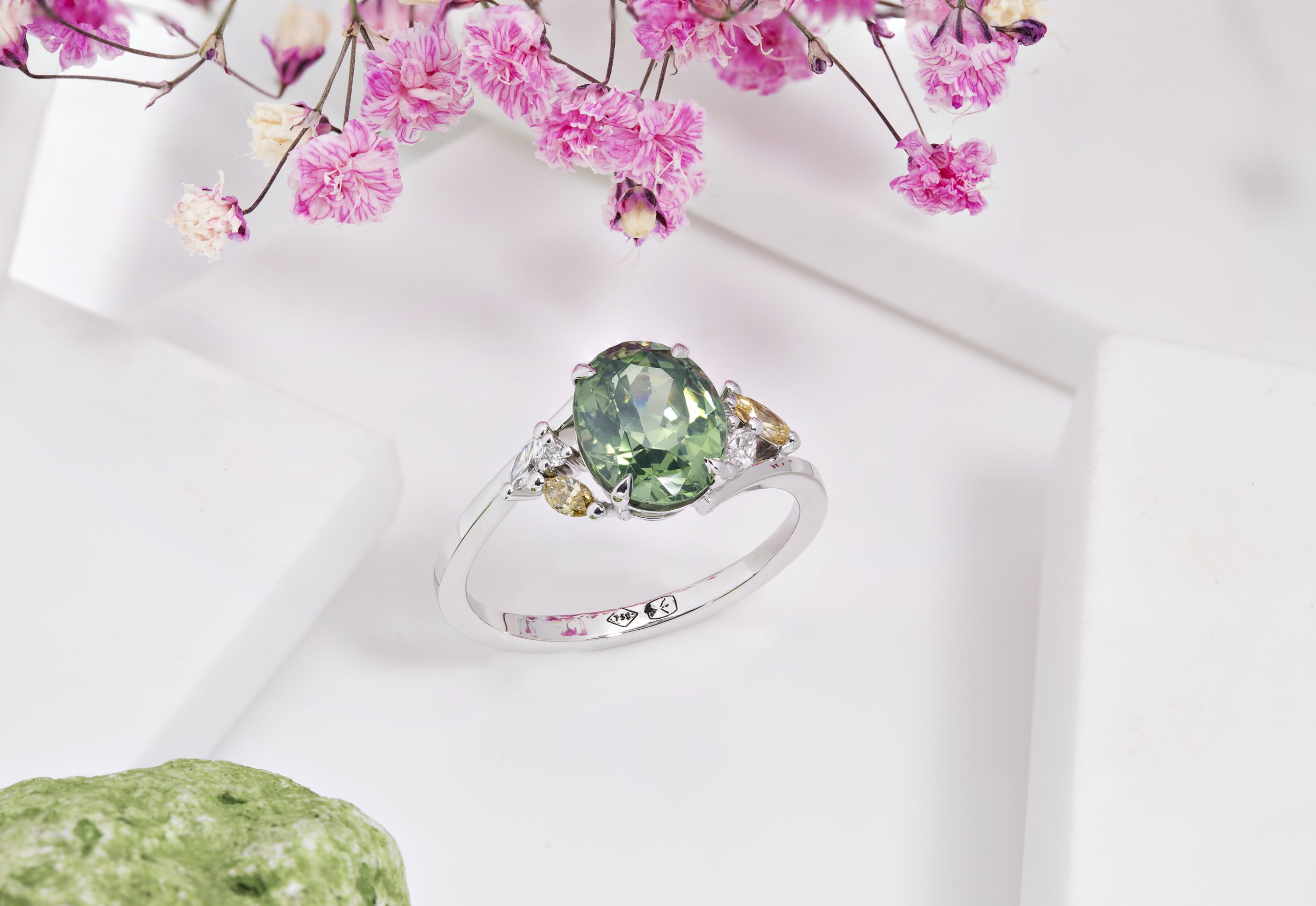 Bague sur mesure en or 18 ct sertie d'un zircon vert et de diamants