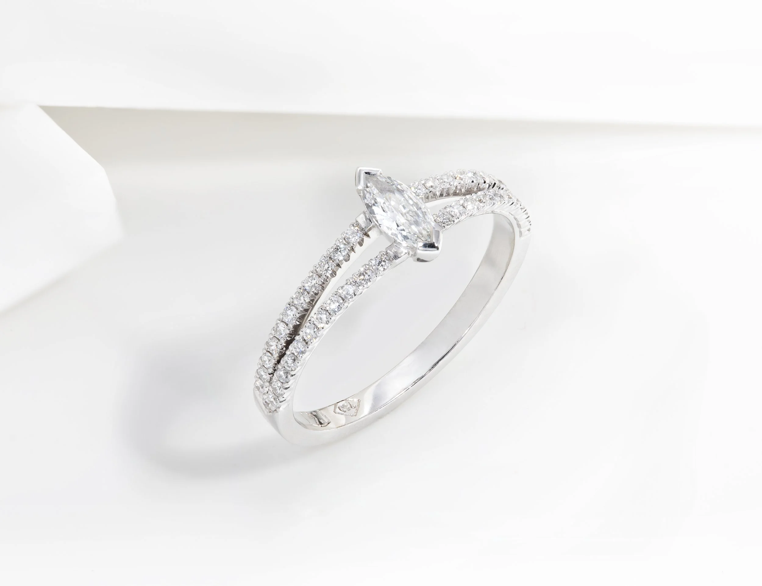 Bague en or blanc 18 ct sertie de diamants - disponible en boutique