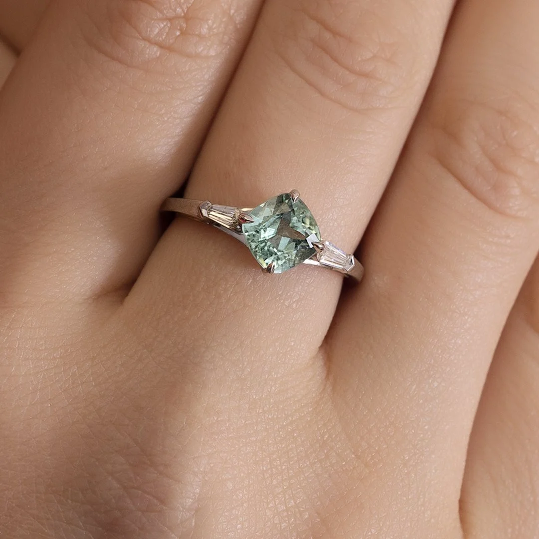 Bague en or blanc 18 ct sertie d'une tourmaline menthe et de diamants - vendue