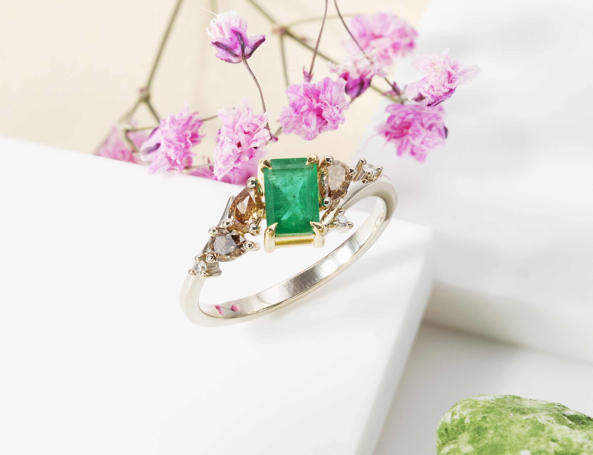 Bague en or 18 carats sertie d'une émeraude et de diamants - création sur mesure