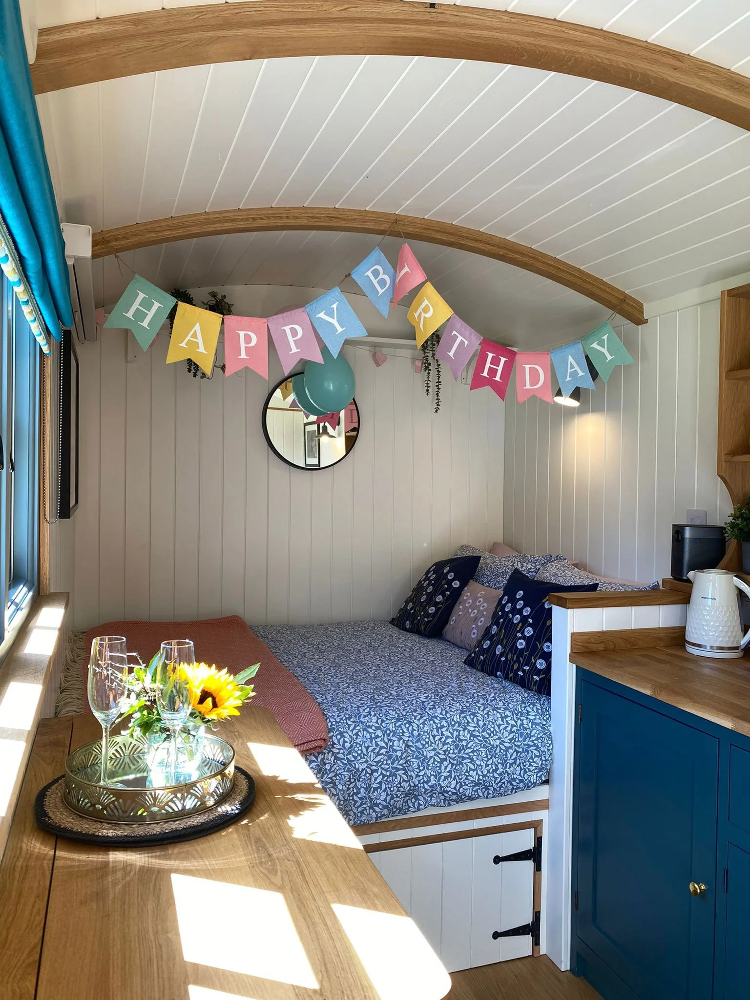 Tregray-Sheperd-Hut-Basset-Interior-with-Decorations.jpg