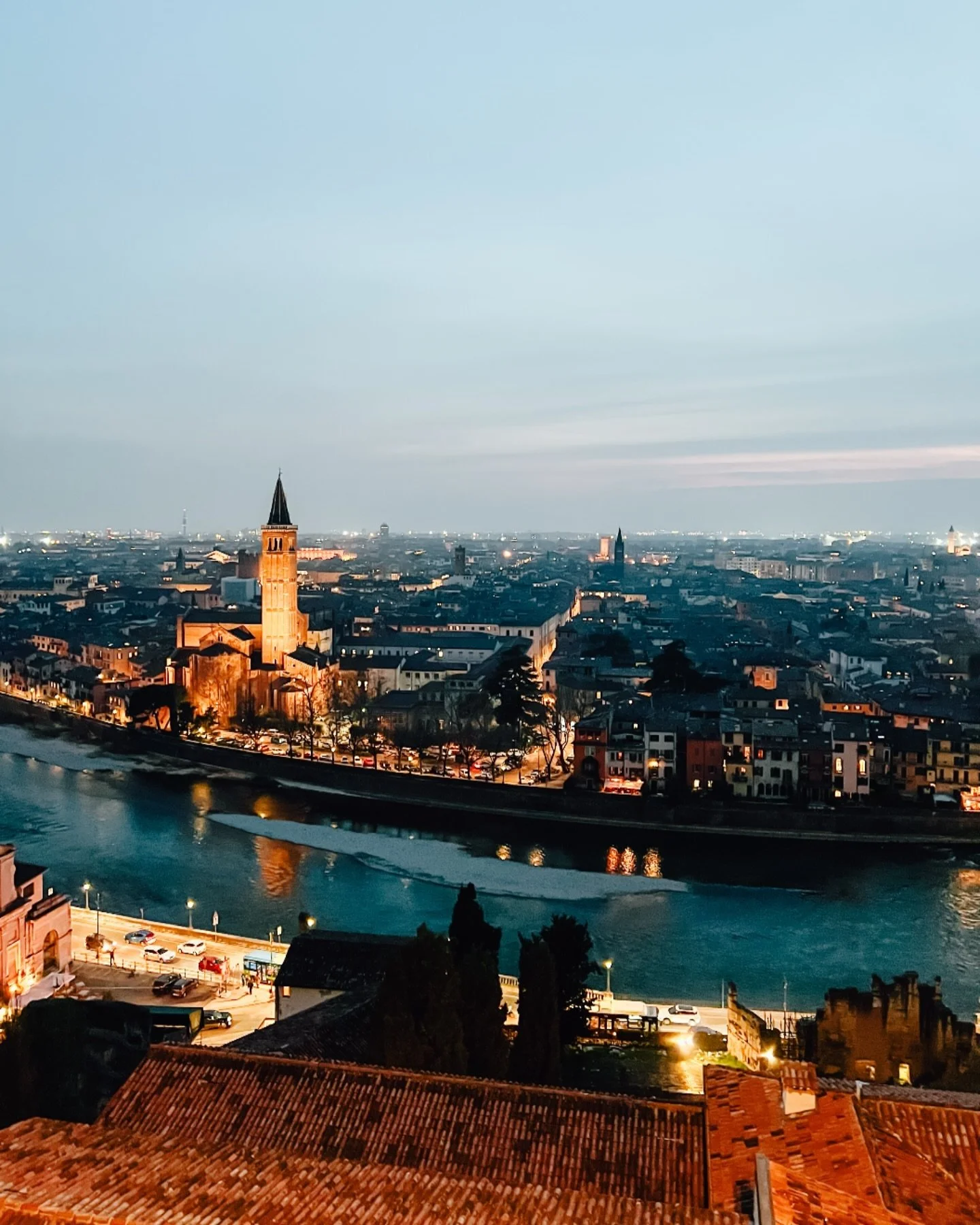 Discovering the enchanting city of Verona? 🇮🇹 Here are the top 5 things you can&rsquo;t miss:

1️⃣ Visit Juliet&rsquo;s House: Step into the world of Shakespeare&rsquo;s Romeo and Juliet at Casa di Giulietta. Admire the iconic balcony and leave you