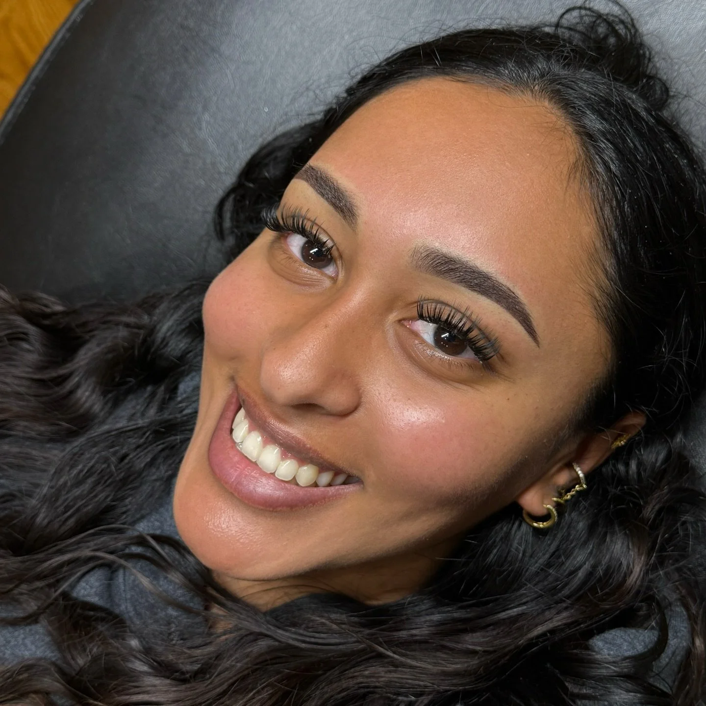 Natural powder brows for the beauty 🦋

Products used:
&bull; @lipigmentsglobal @girlzinkstudio Pigments in &ldquo;Ebony brown&rdquo; + &ldquo;Navajo Brown&rdquo;
&bull; Ultra Duration throughout the service - this also creates the white halo around 