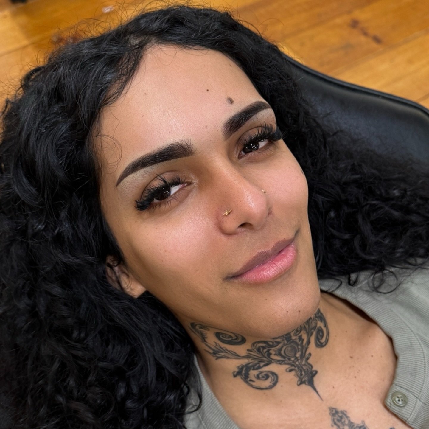 A stunner ❤️&zwj;🔥

She was mostly focused on the tails of her brows being filled in and lifted! We didn&rsquo;t do too too much in the front of the brows as she has a lot of brow hair up there - brows are always customized ✅

Thank you for trusting