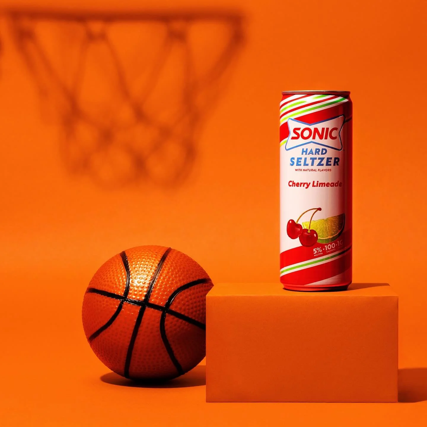 Make your brand the MVP. 🏆😎

Studio shots this crisp? That&rsquo;s a slam dunk. Speaking of slam dunks&mdash;have you tried @sonichardbevs Cherry Limeade or Ocean Water? Yeah, they&rsquo;re as refreshing as they look. 🍒🌊✨

📸 Photography &amp; Pr