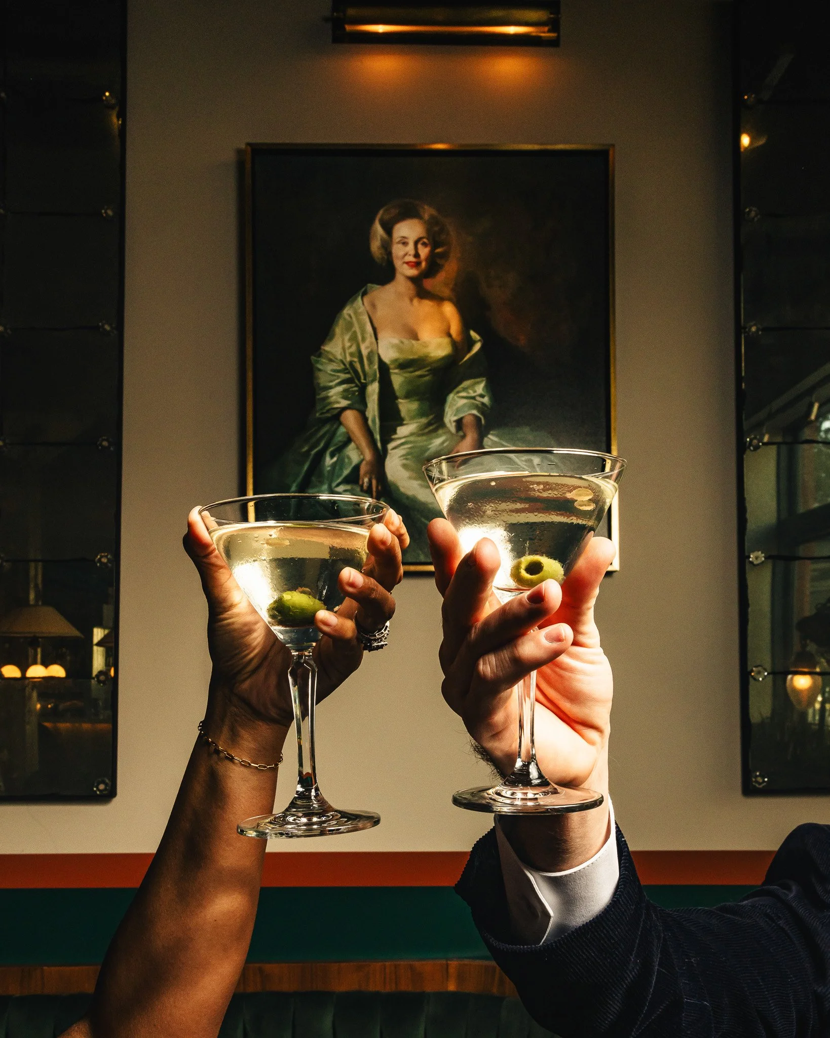 Cheers to the New Year! 🍸
Can't wait to CREATE with you all in 2025. 🐅
📸🎥💡🎙✨🐯

🎞️: Shot for the NEW @maryeddysokc Italian Grill
🎨: @thechriscox 
📸: @ianweston.co 
🏢: @saxum / @fordsonhotel 
✨: @_le.star_ &amp; @baylor_mcpherson 

#foodphot