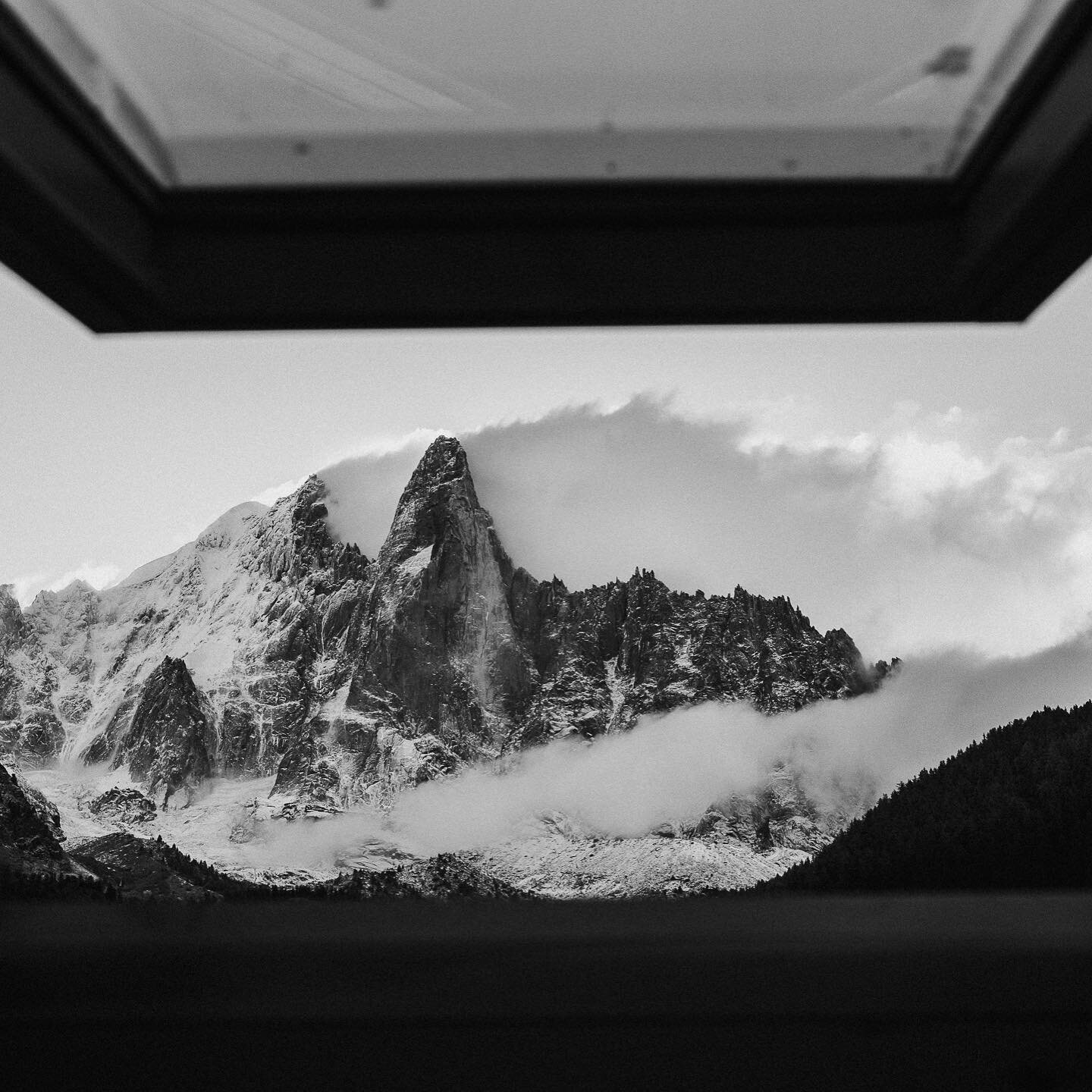 How&rsquo;s that for a bedroom window view? Chamonix showing off under a fresh blanket of snow. 

#chamonixmontblanc #chamonixvalley #auvergnerhonealpes #feelthealps #montblanc #bestofthealps #swissphotographer #fujiframez @fujifilmfrance