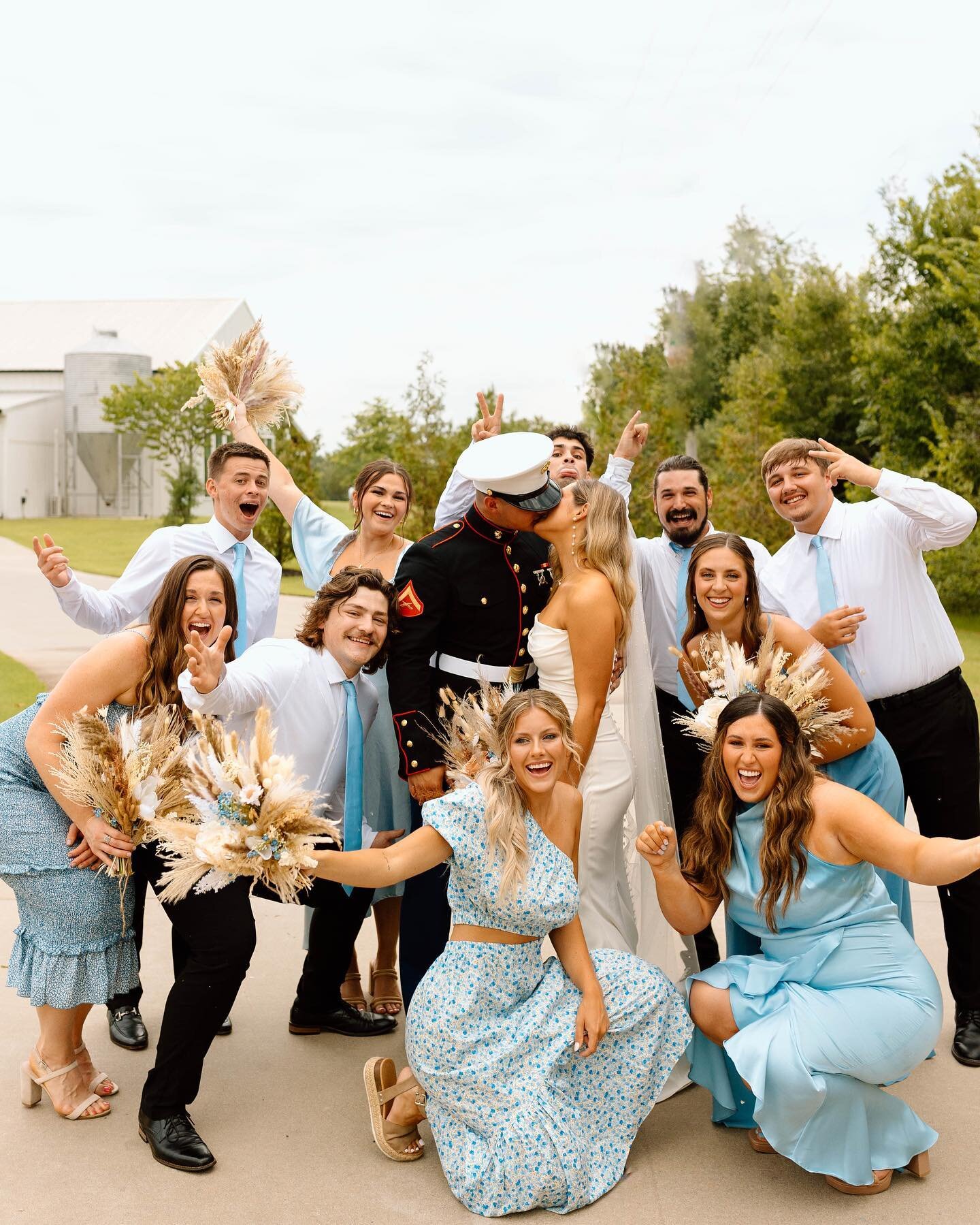 It&rsquo;s unfair that Instagram only lets me choose 10 pics but the Plummer&rsquo;s Wedding was a FAV !!!🥹💙

#tulsaphotographer #tulsaseniorphotographer #okphotographer #tulsaseniorpics #oklahomaweddingphotographer #azphotographer #midwestphotogra