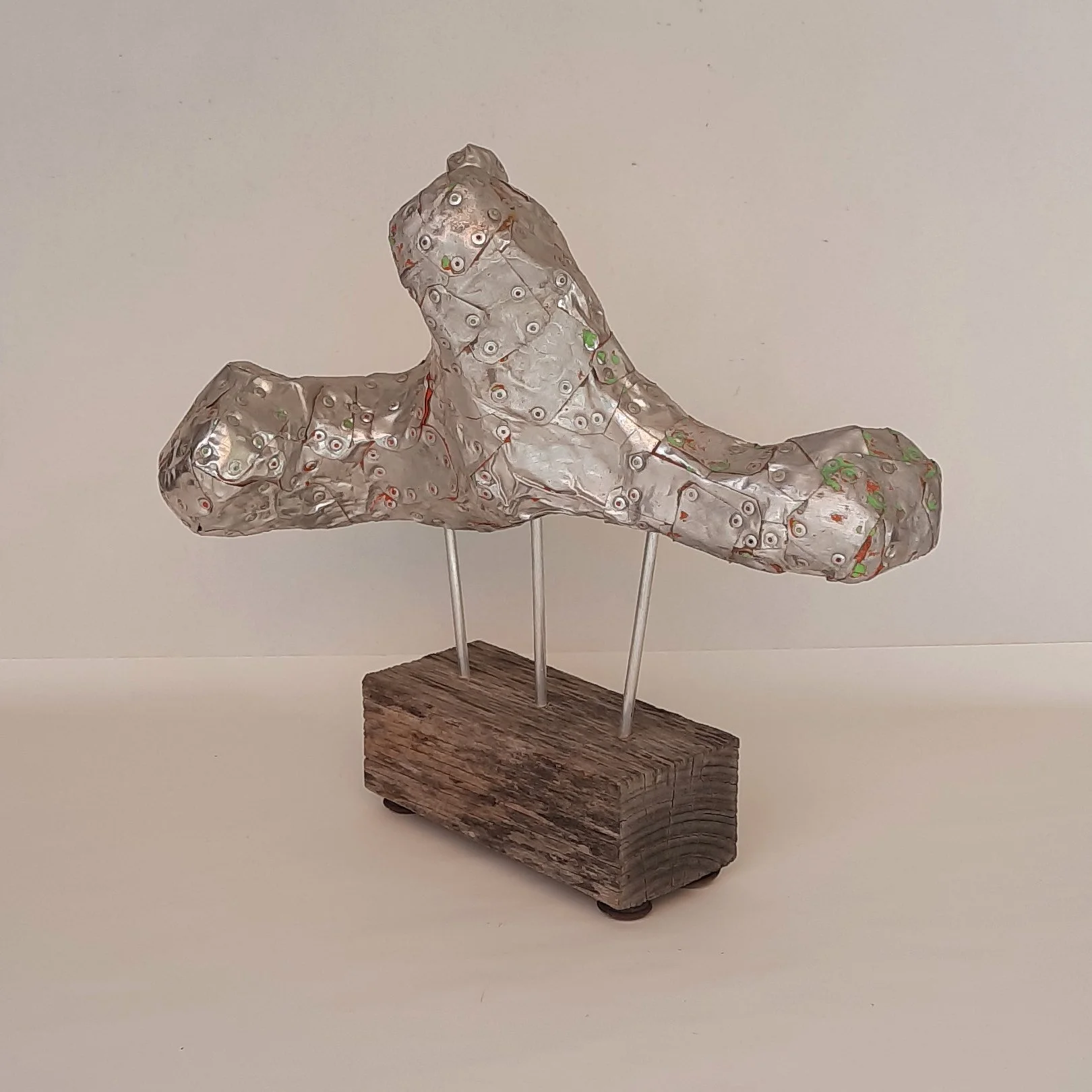 A front aspect of a sculpture by Stephen Bond entitled Random Form