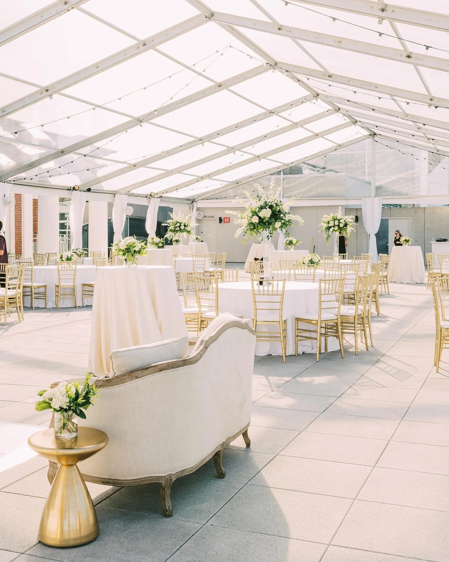 The versatility of the @huntermuseum’s Riverview Terrace is showing off yet again with this clean color palette, complimented by the perfect touches of gold.