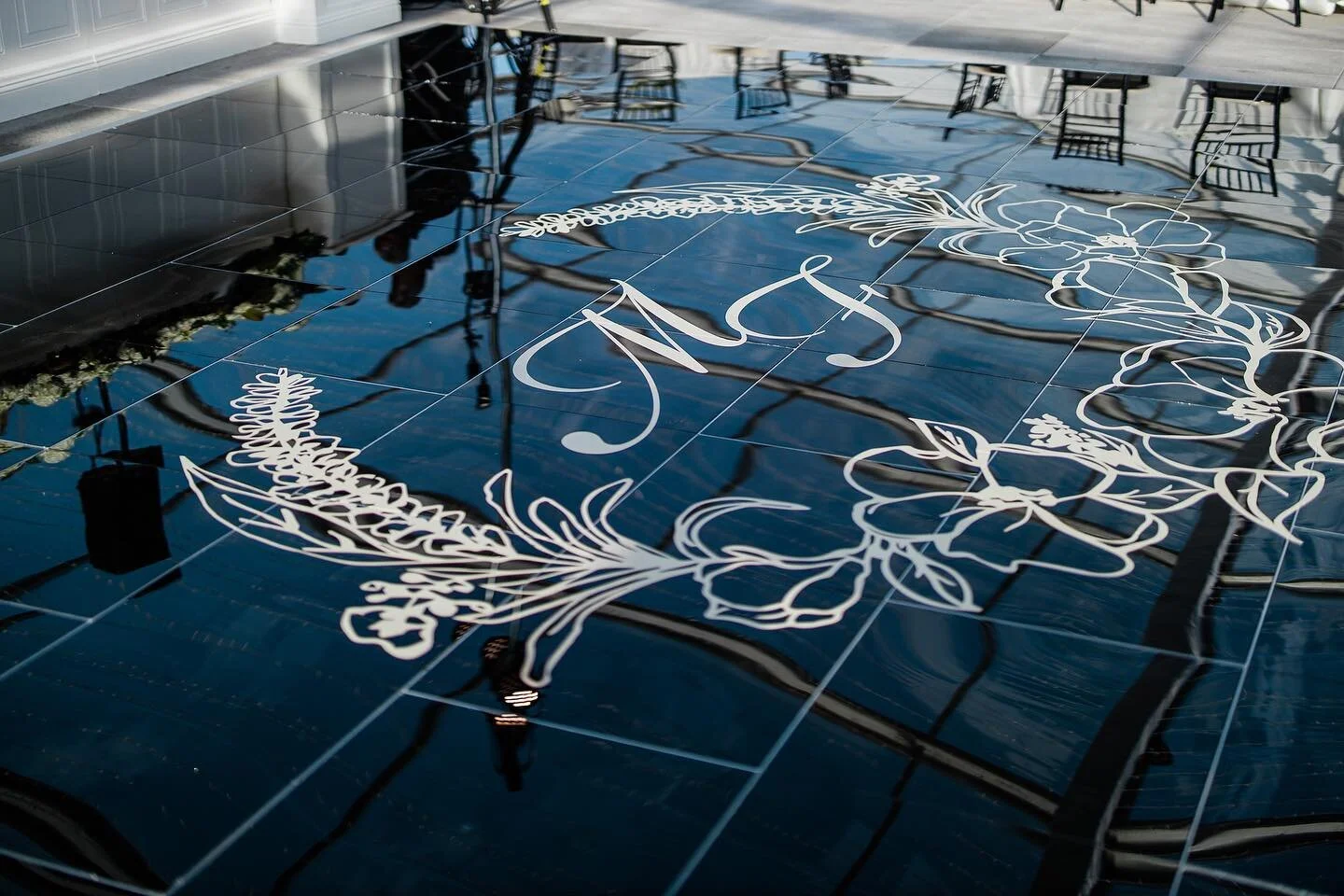 We’ll never get tired of seeing our classic white dance floor in any reception space, but this sleek black dance floor is becoming a quick favorite! 😍