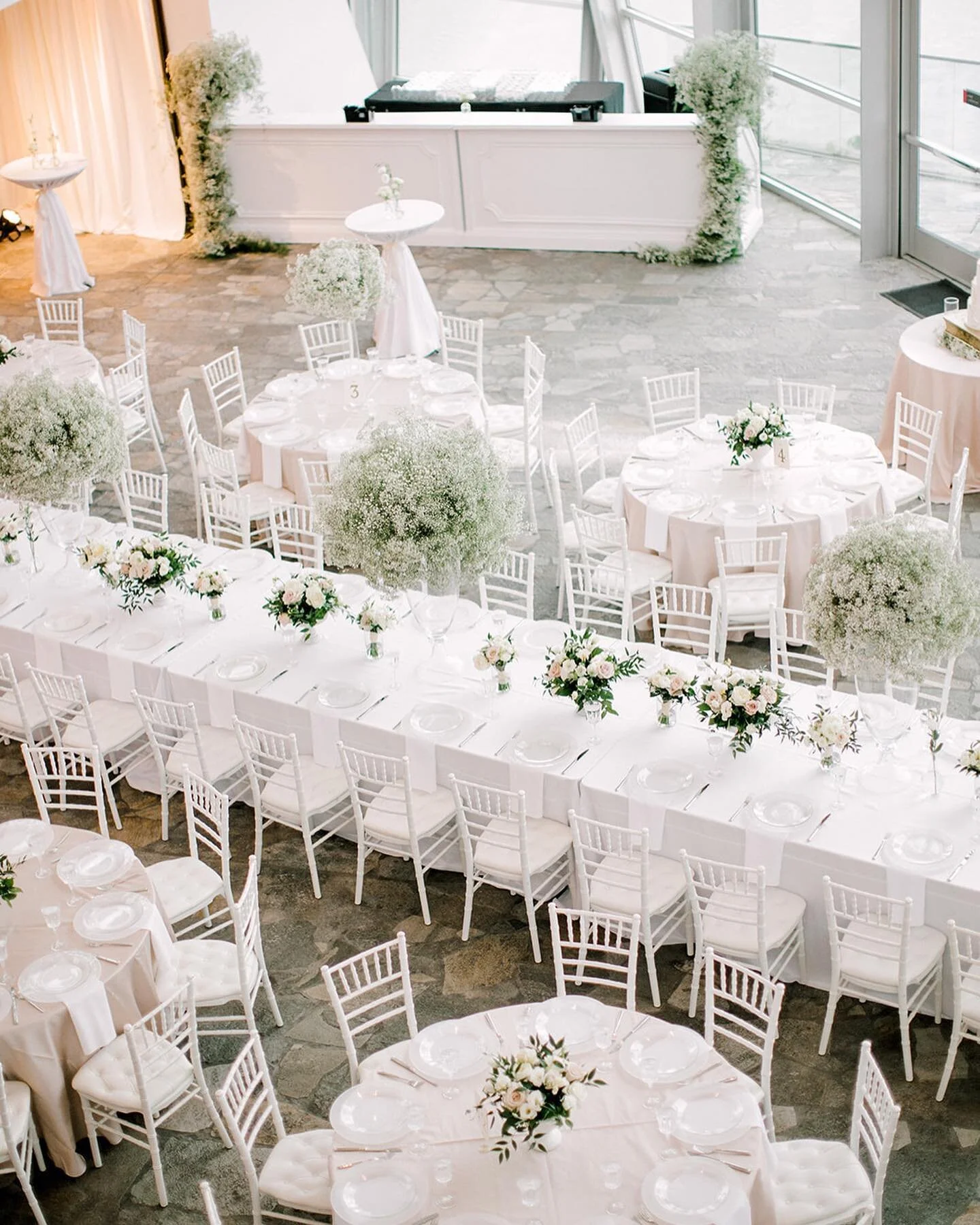 We love working with spaces that we can be creative in and lend themselves towards any color palette! Our white chiavaris at @huntermuseum helped to create this TIMELESS reception look.