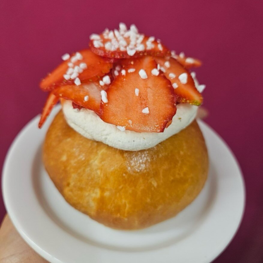 Strawberries n&rsquo; cream !!!!
#baked #pastry #sweets #portlandmaine