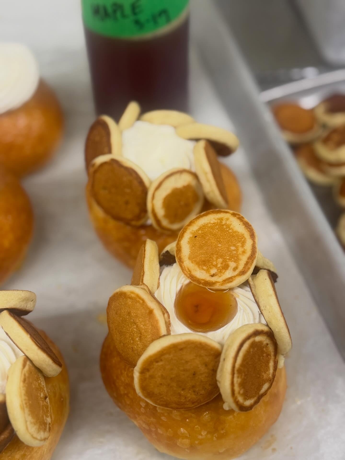 Maple Sunday 🍁 vanilla, buttermilk pancakes, white chocolate 🍁 cream&hellip; all for you!!! Get local Maple from your farmers. #seeyousoon #supportlocal #mainefarms #maple