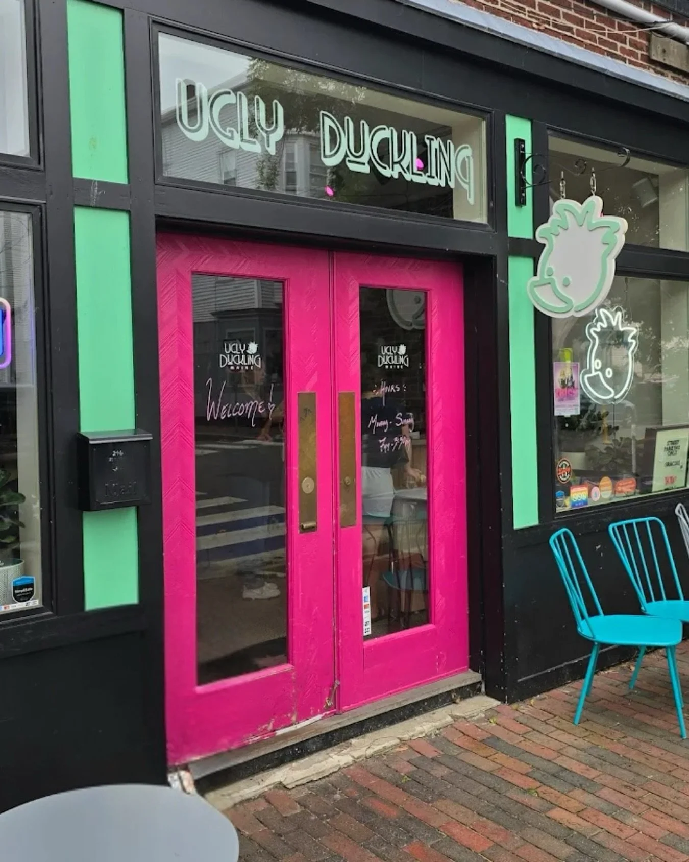 Behind these pink doors, your next great experience awaits. 🚪💖✨

At Ugly Duckling, we have everything ready to welcome you and treat you to the most delicious sandwiches and the best atmosphere. The perfect plan to add some flavor to your day is al