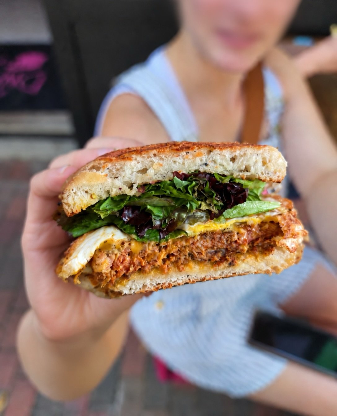 Breakfast vibes, lunch mood ☀️🍳

Desayuno Del Sol is that kind of sandwich that just hits the spot chorizo, fried egg, melty cheese, lettuce, and a rye caraway muffin.

Perfect for brunch, lunch, or whenever you&rsquo;re hungry. 💛

#UglyDucklingMai