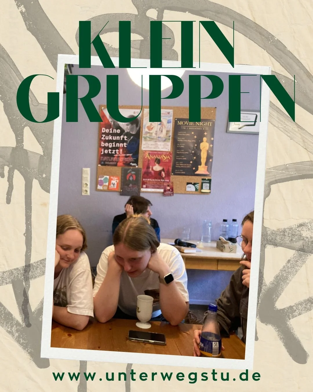 Kleingruppen sind eine tolle Chance, um andere Leute und Unterwegs besser kennen zu lernen! Sie sind ein sicherer Ort f&uuml;r, an dem alle deine Glaubens- und Lebensfragen geh&ouml;rt werden k&ouml;nnen. Melde dich, wenn du Fragen dazu hast oder bei