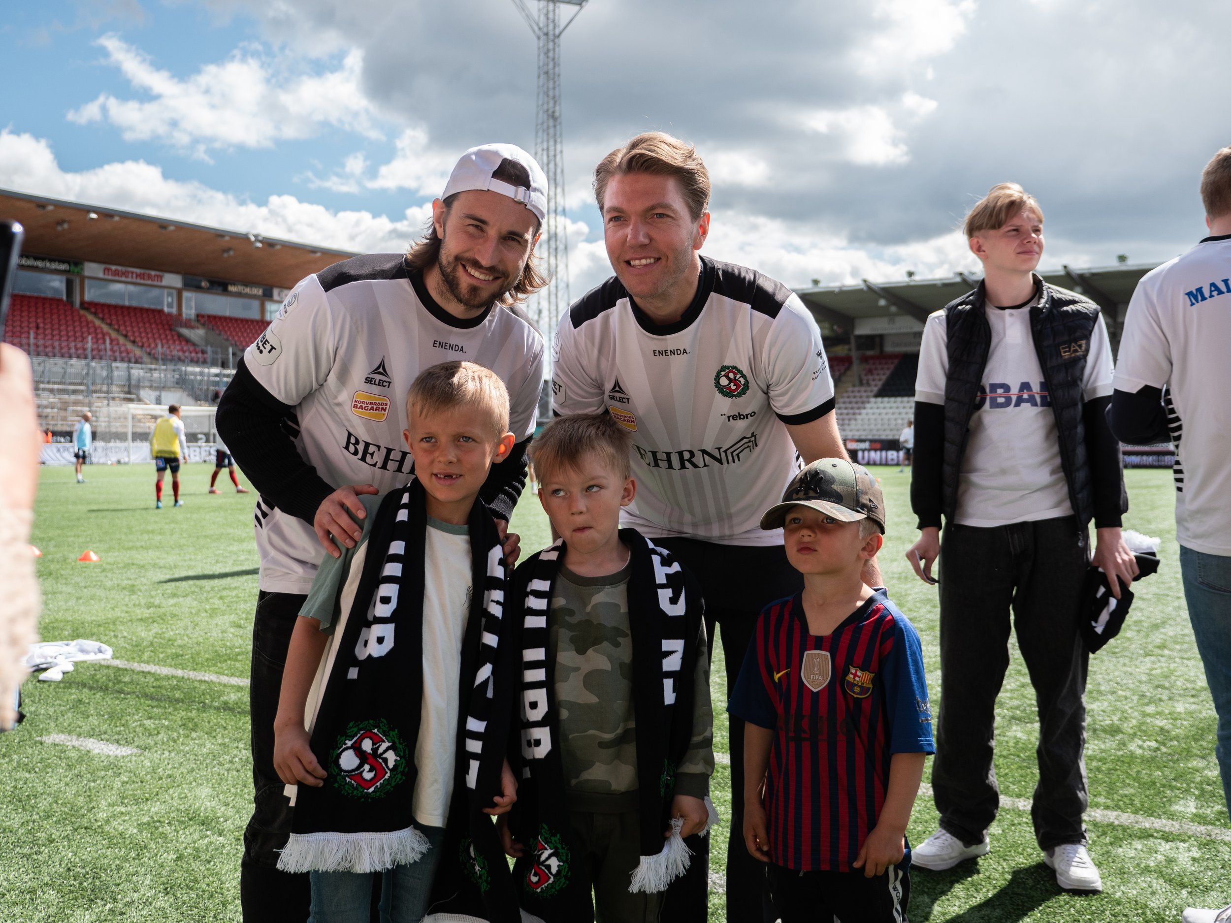 OSK-Spieler mit jungen Fans, 3D-Bodenplaner, ECDESIGN