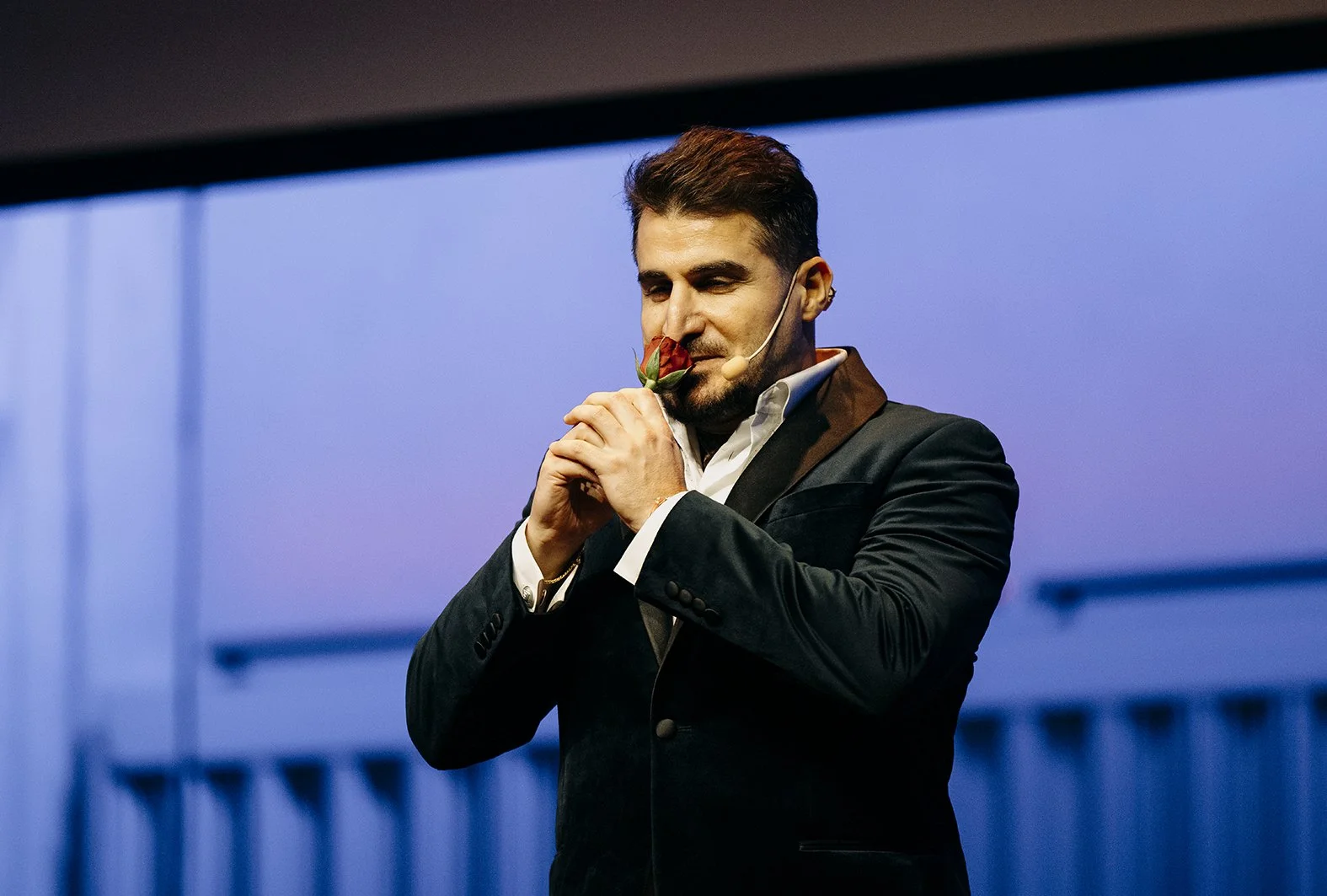 Charbel Gabro durante su discurso en Motståndskraft en Örebro Konserthus