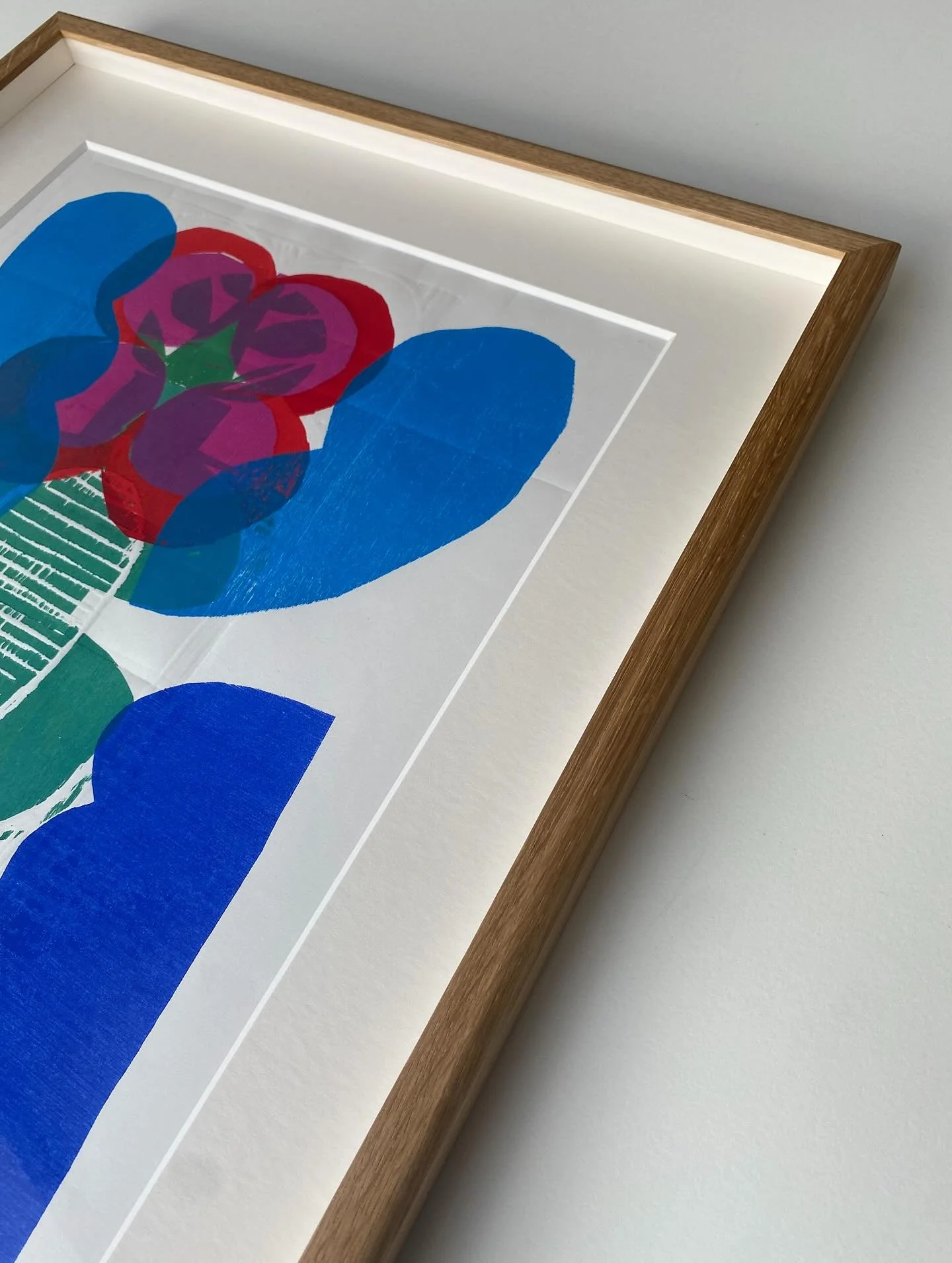Some great shapes thrown and slaps of colour here as ever from @samgroom.printmaker Framed to Conservation, Level 2 in an oak profile with a rounded back edge providing a nice softness. Window mounted with a matching spacer to give some depth to the 