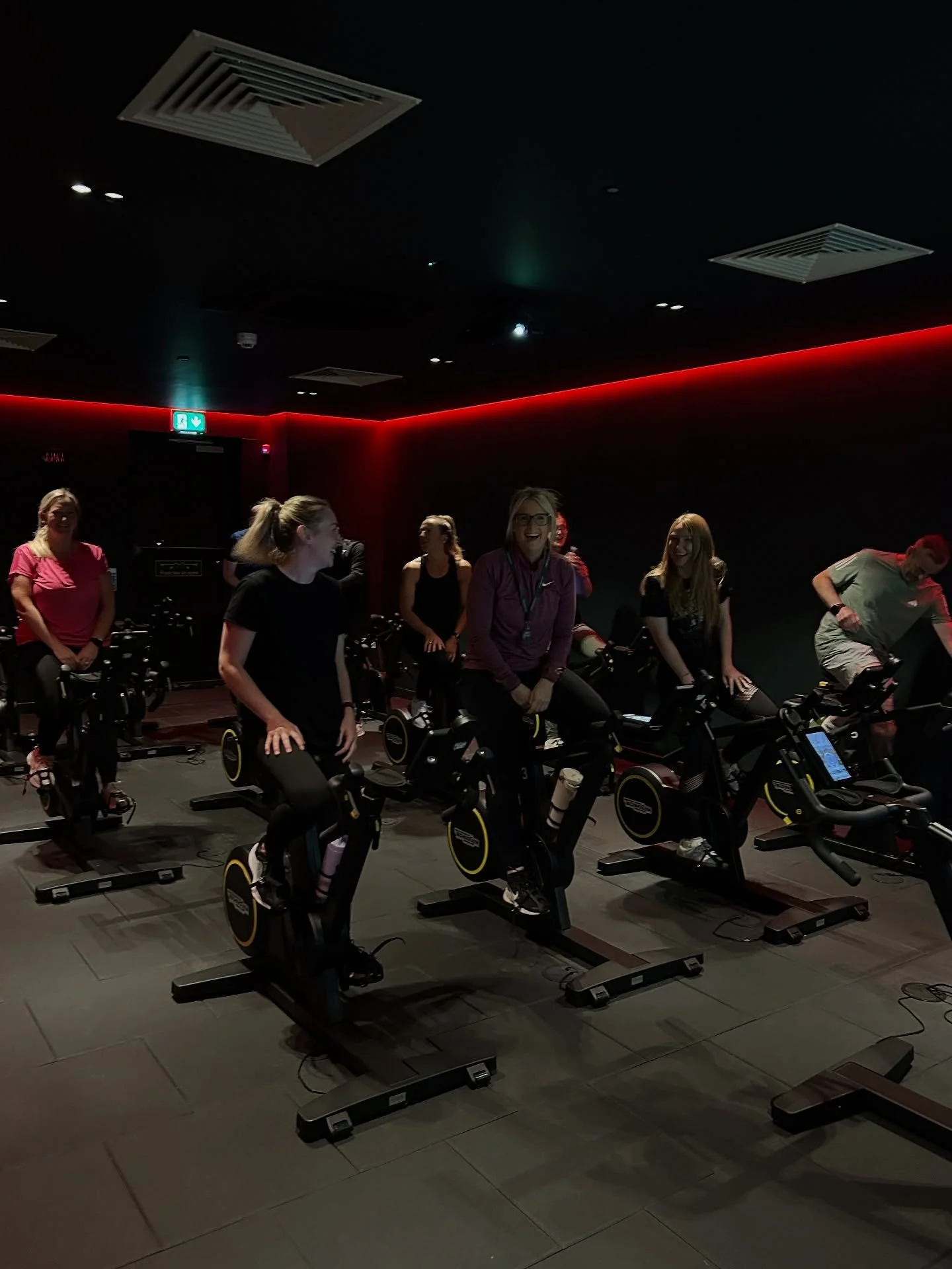 Our amazing members Munros Travel had a one-to-one with @woj_tech_pt for a spin class a few weeks ago, and what an outstanding effort they put in!! 

Definitely gave Woj a good work out 🤪💦

#neogym #neomemebers #munrostravel #spin #bike #workout #p