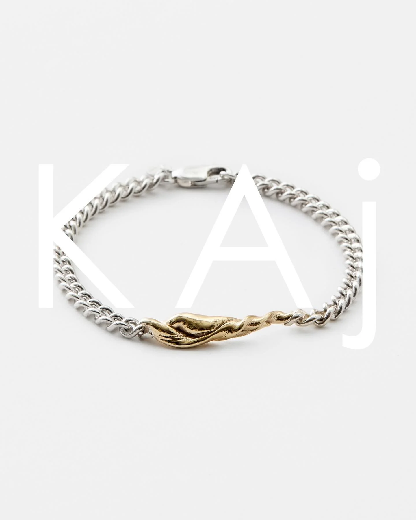 You wear them around your wrist&hellip;. ✨ New Collection Bracelets! ❤️
📸 @_beth_davis 
🙎🏼&zwj;♀️ @daisycarina____ 
#armcandy #allthenew #somethingforthewrist #karinandreassonjewellery