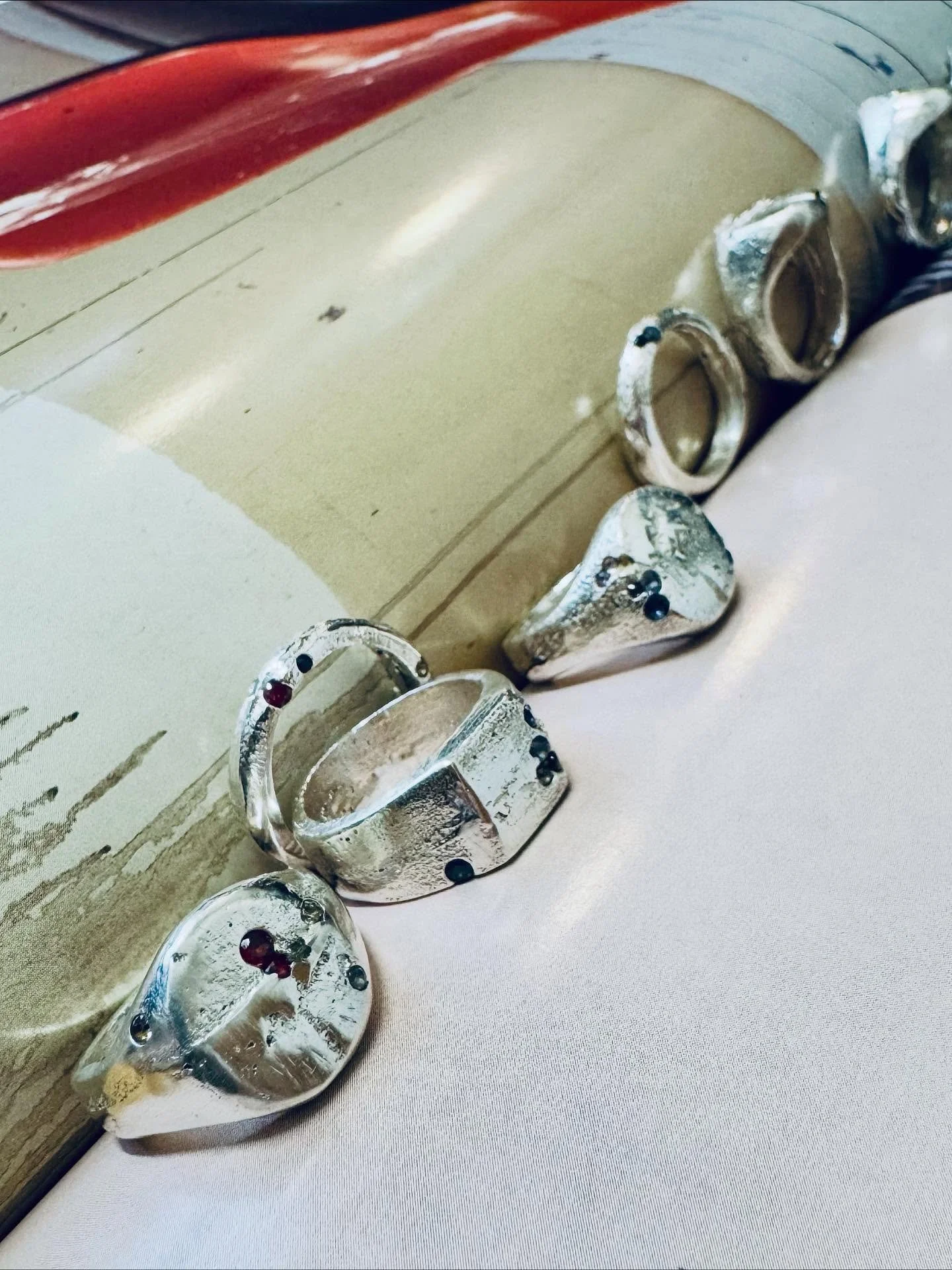 Voila! It&rsquo;s a sapphire and silver heaven&hellip; ✨💍 &hellip;all available on Broadway market this weekend, I&rsquo;m personally here today and tomorrow, come and say hi and try these buries on&hellip;😝🤩 
#karinandreassonjewellery #broadwayma