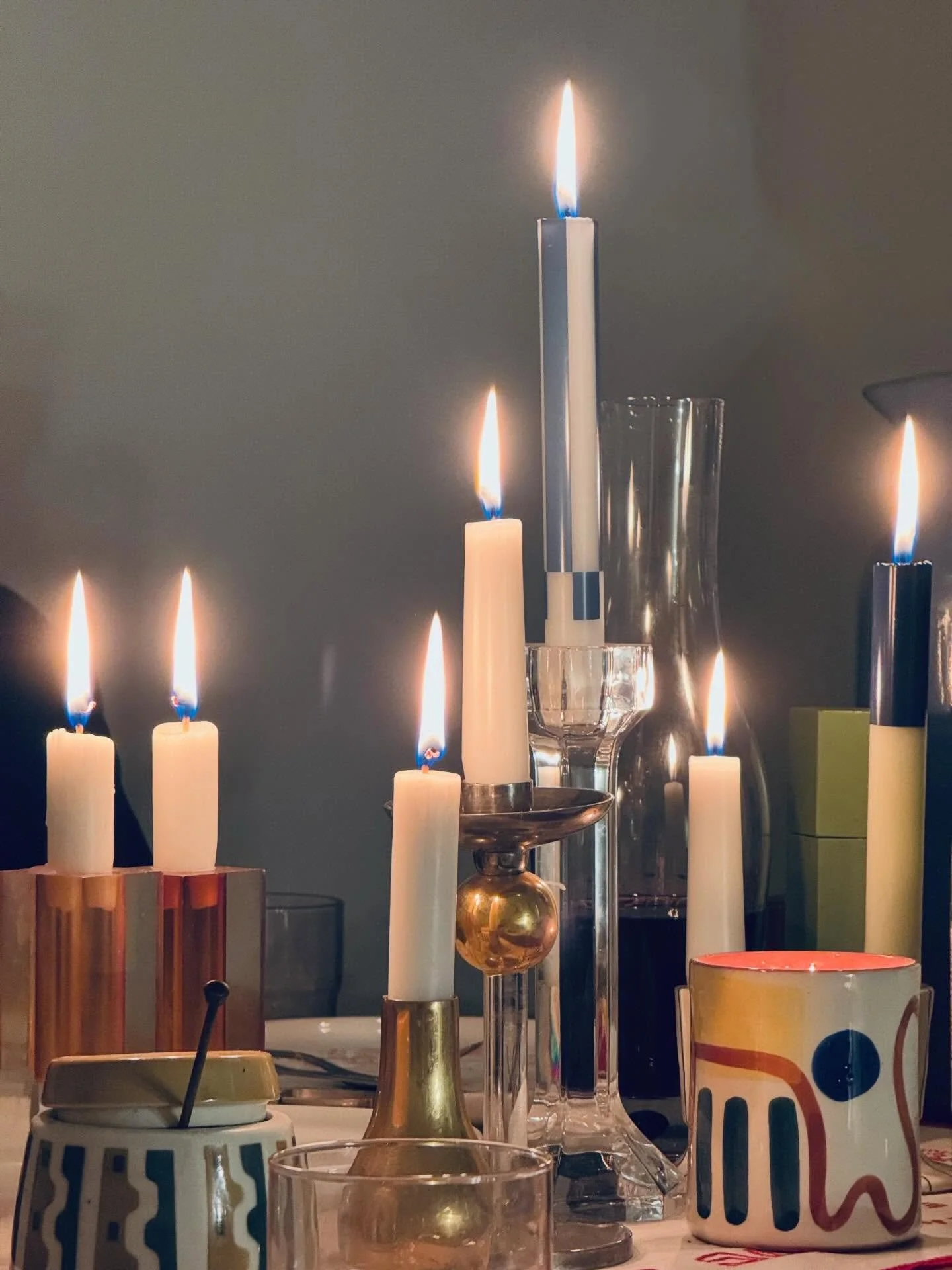 Last week ✨ WARNING ‼️ family spam ‼️ ✨ Candles every day, all the time&hellip; ✨ Much hanging&hellip; ✨ A super special Christmas with this lot! @elnabelna ✨ Helpers!? 😂 ✨ Tree topper mix 🤩 ✨ The best part of cooking for Christmas is that you are 