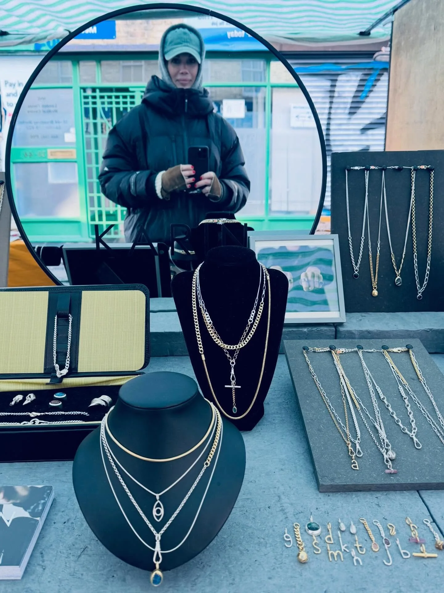 Crisp air and sunshine ☀️ Perfect day to be back on Broadway for the first time since Christmas. Catch me here until 5pm! 
#broadwaymarket #karinandreassonjewellery