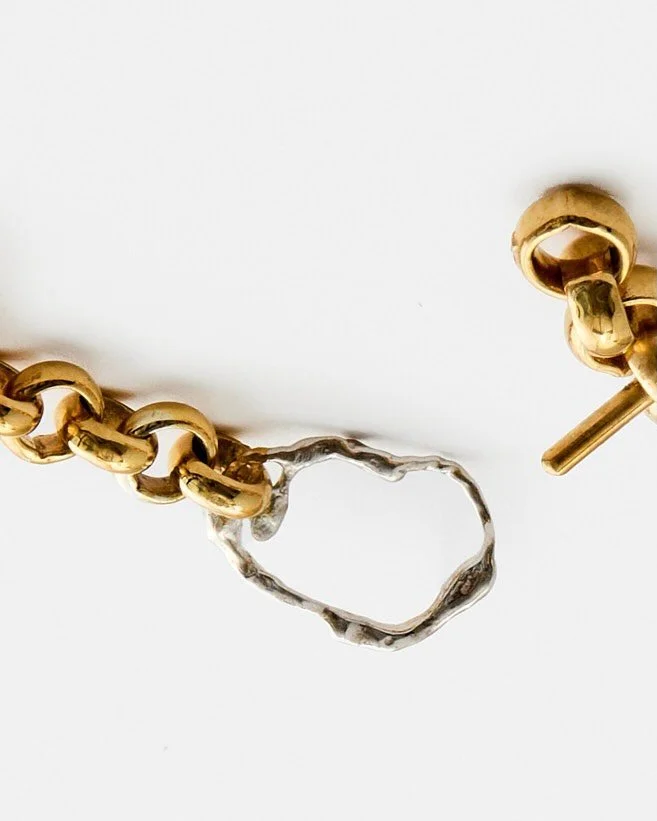 There are so many details in each piece, often overlooked&hellip;Marks, folds, textures, colours, finishes&hellip; Look at everything carefully, you often only pay attention to a small bit of the whole piece &hellip; ❤️
#karinandreassonjewellery #det